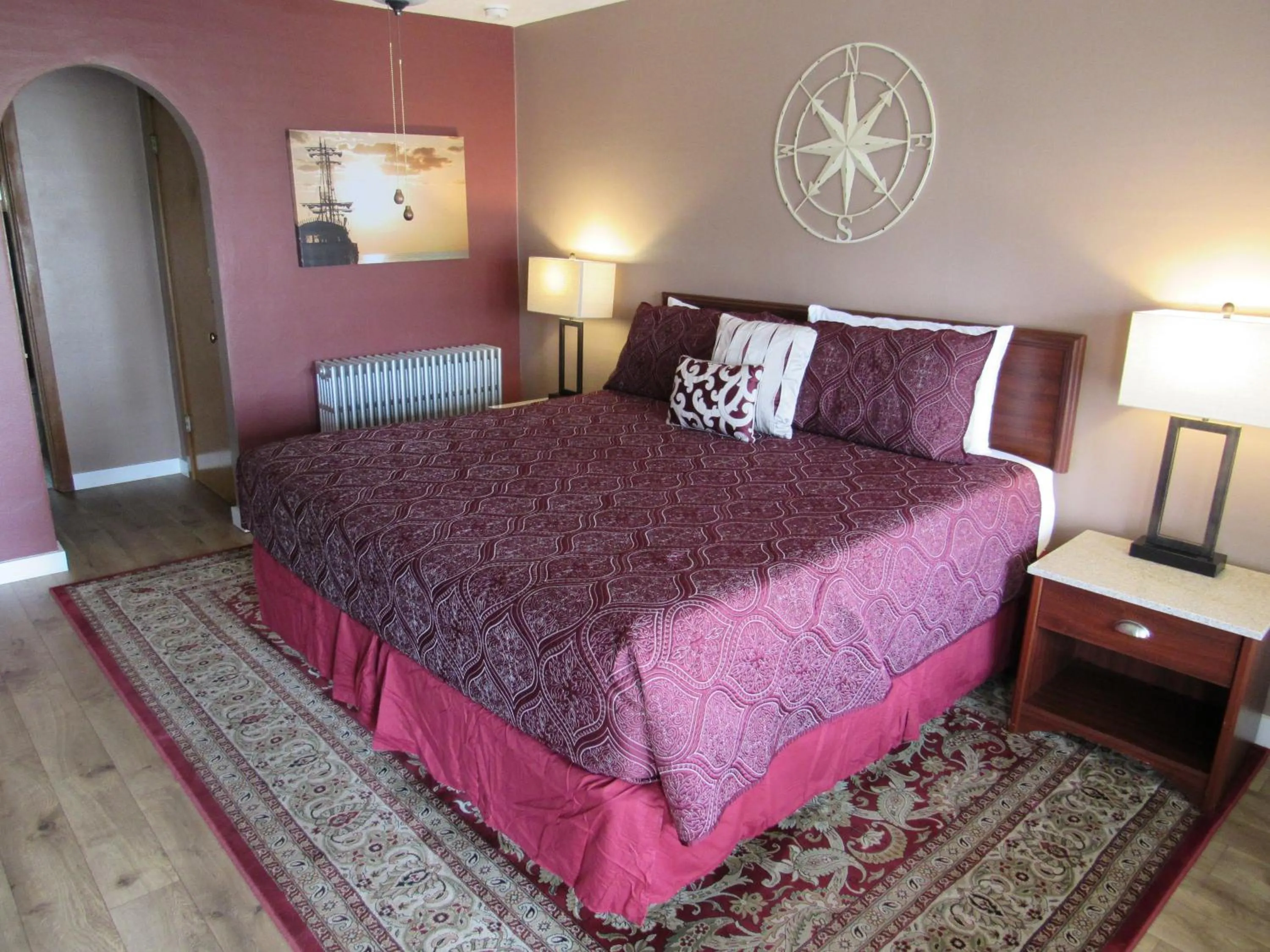Bathroom, Bed in Captain Cook Inn