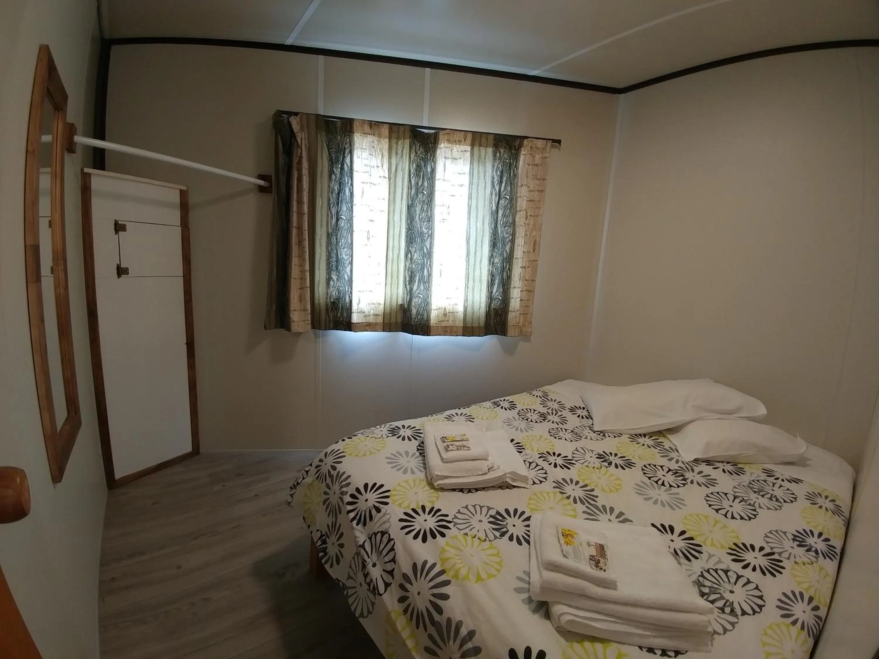Photo of the whole room, Bed in Pineacres Motel and Park