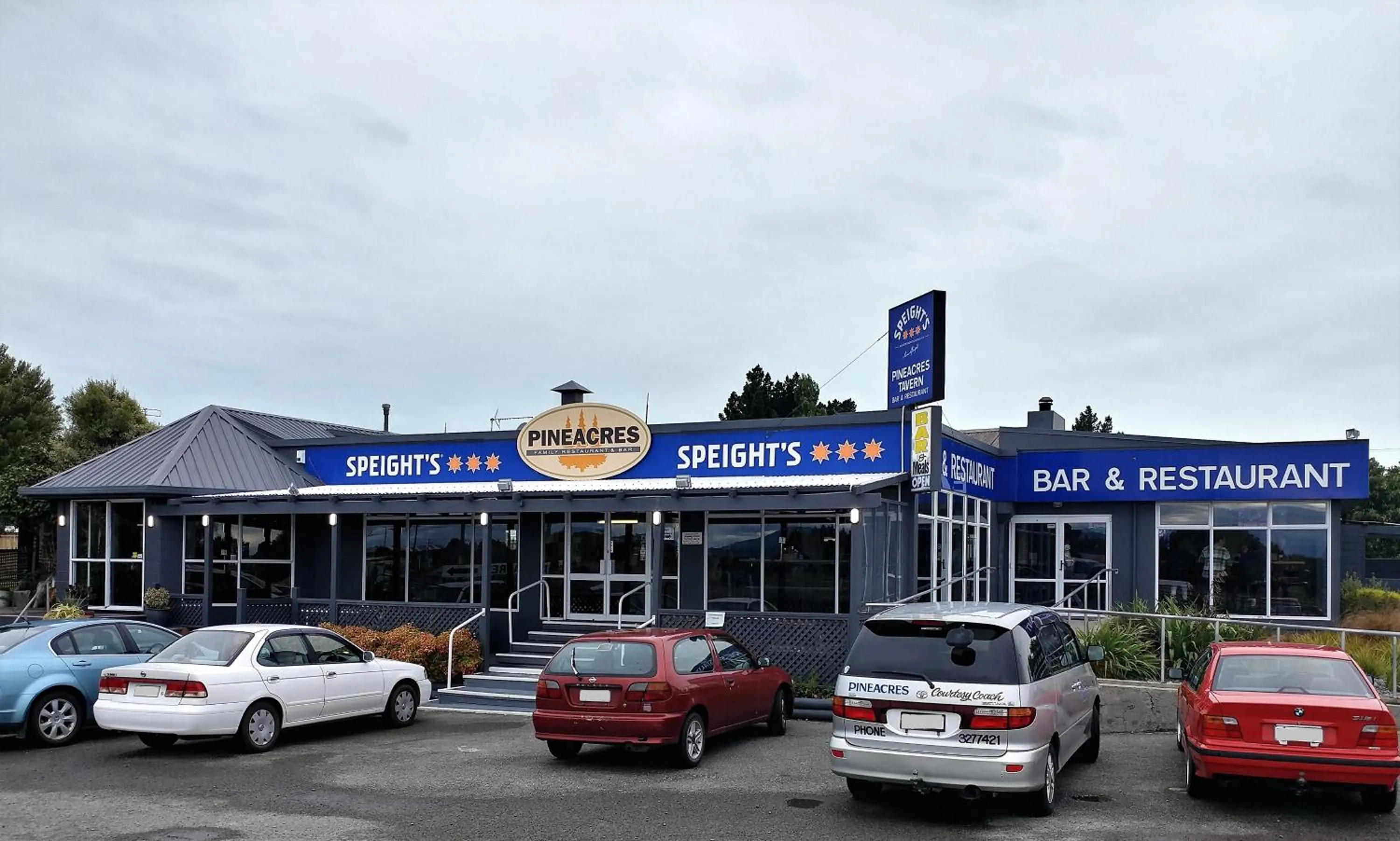 Restaurant/places to eat in Pineacres Motel and Park