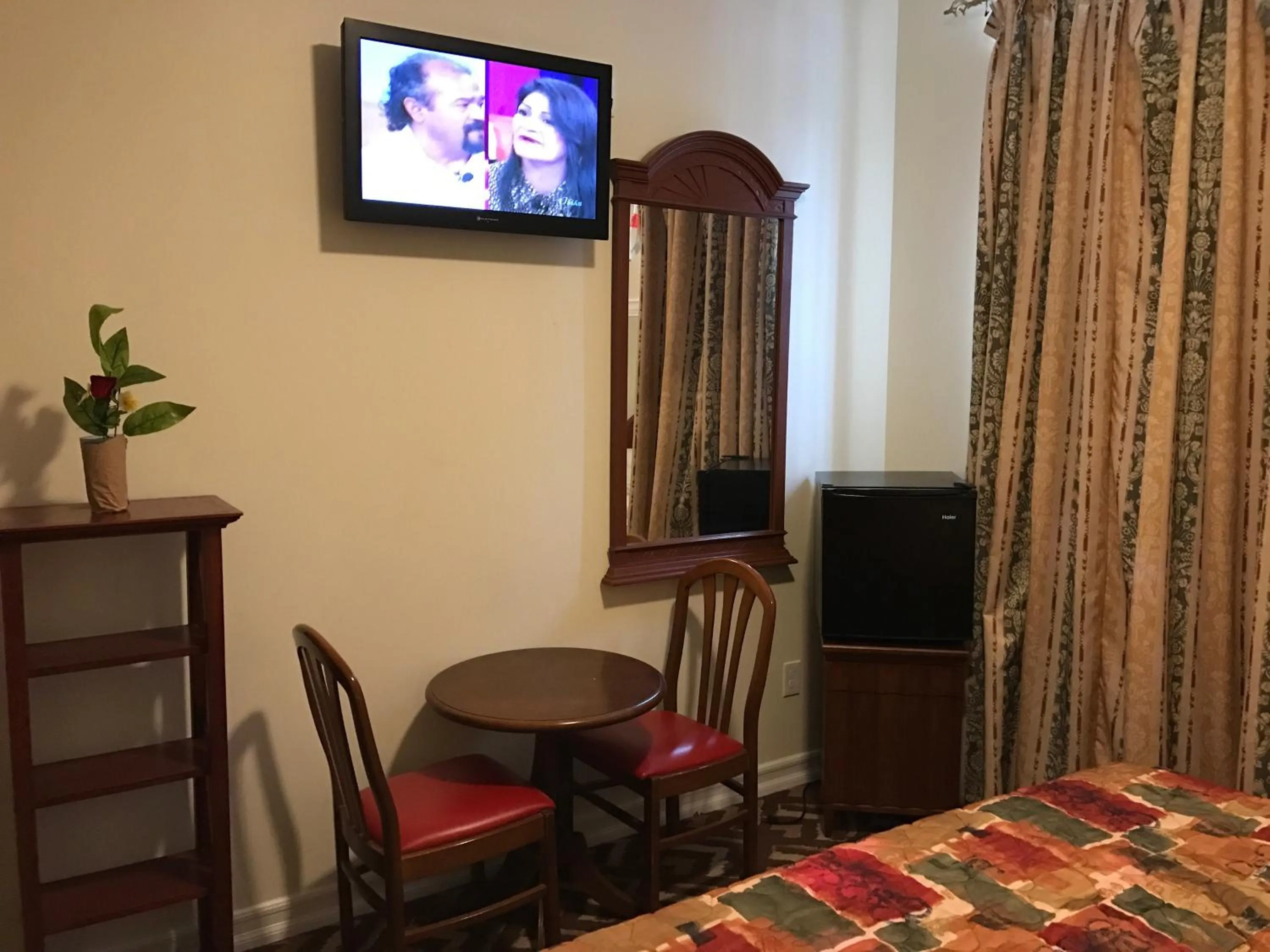 Bedroom, Bed in Waterbury Big Apple Motel