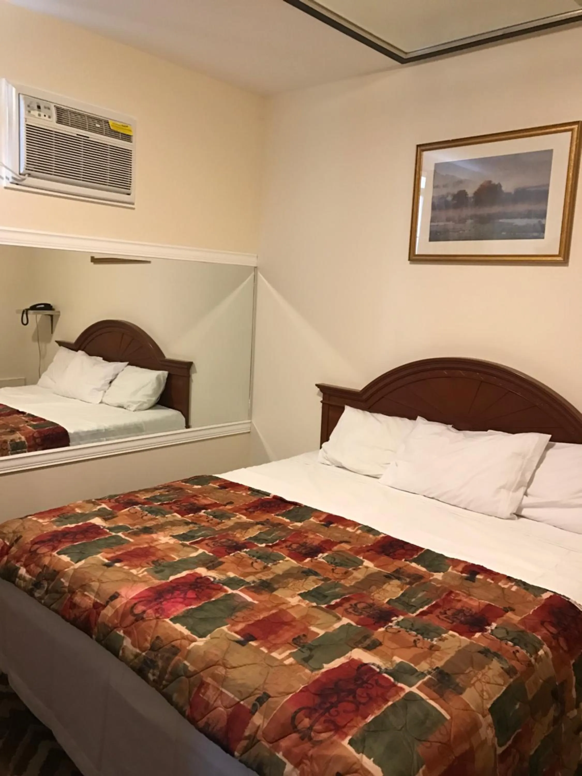 Bedroom, Bed in Waterbury Big Apple Motel