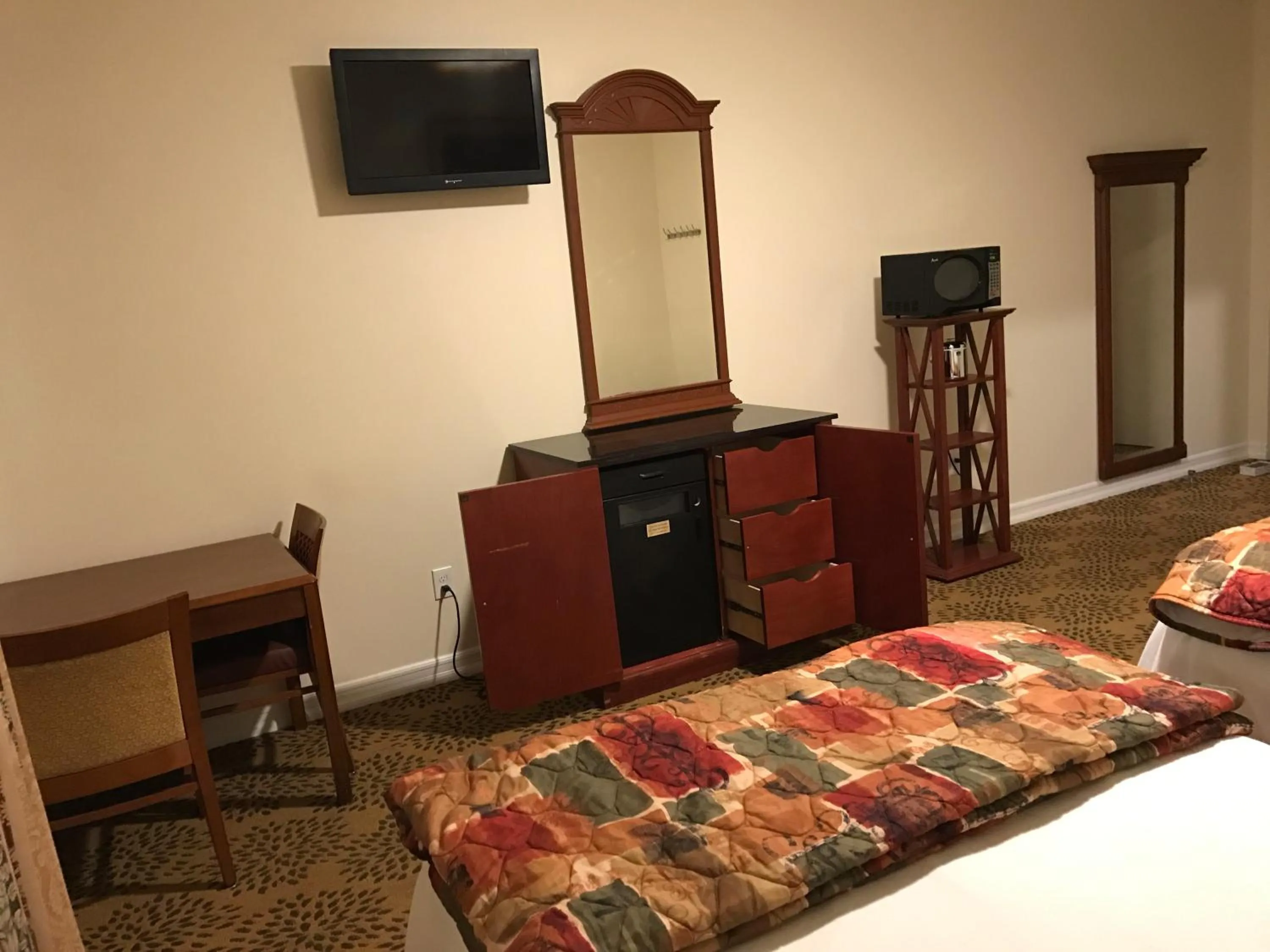 Bedroom, Bed in Waterbury Big Apple Motel