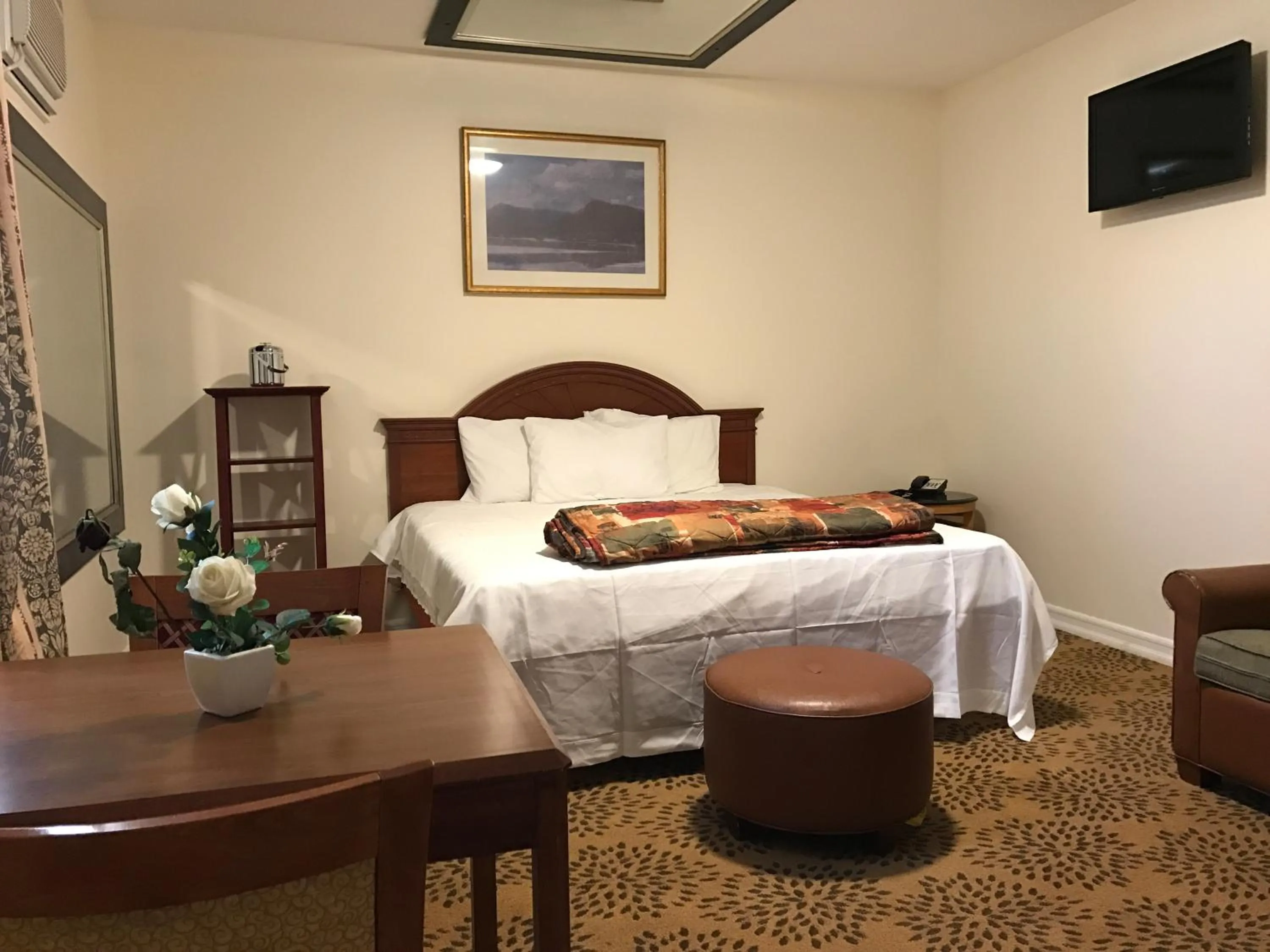 Photo of the whole room, Bed in Waterbury Big Apple Motel