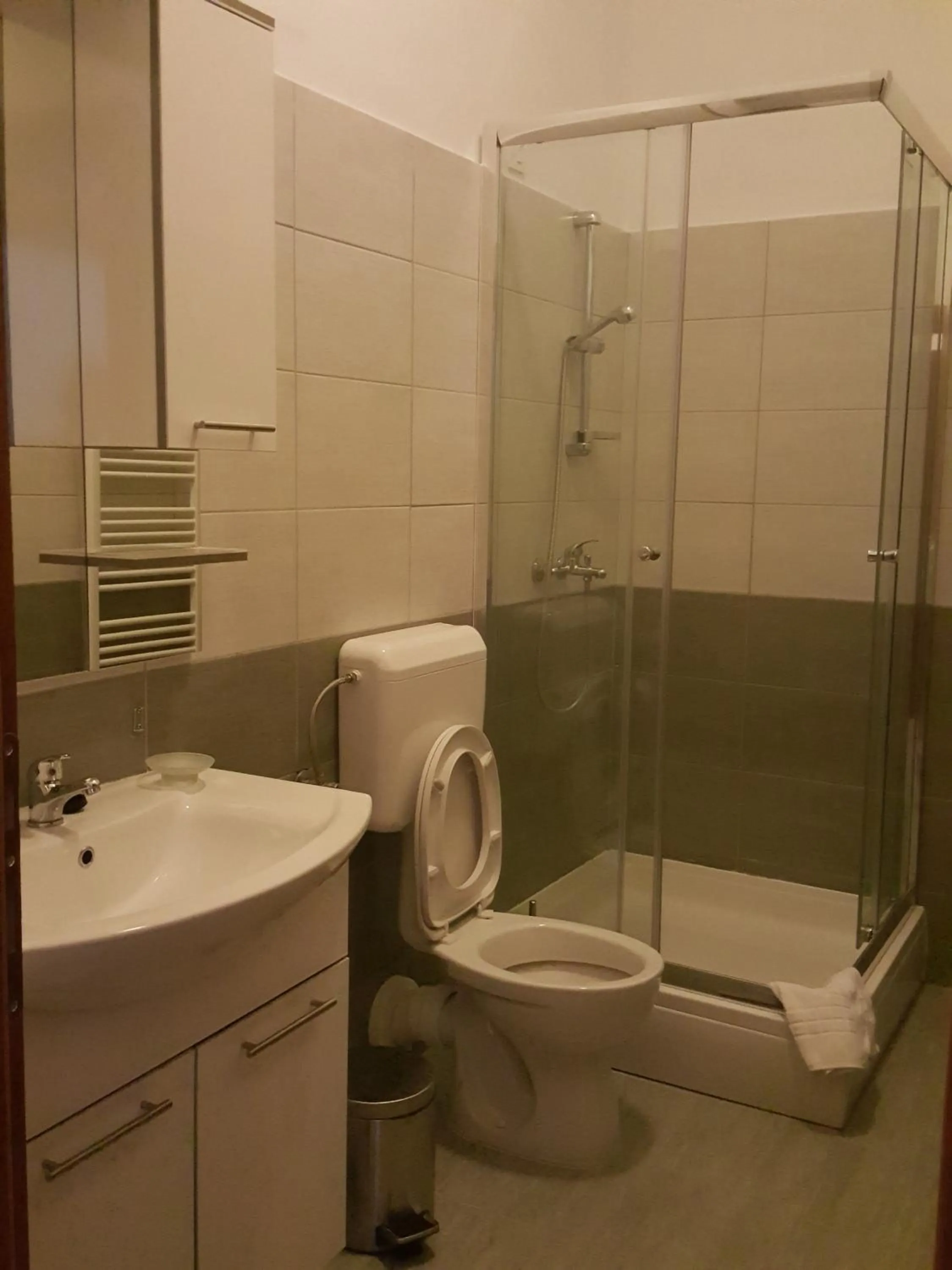 Shower in Hotel Mirni Kutak