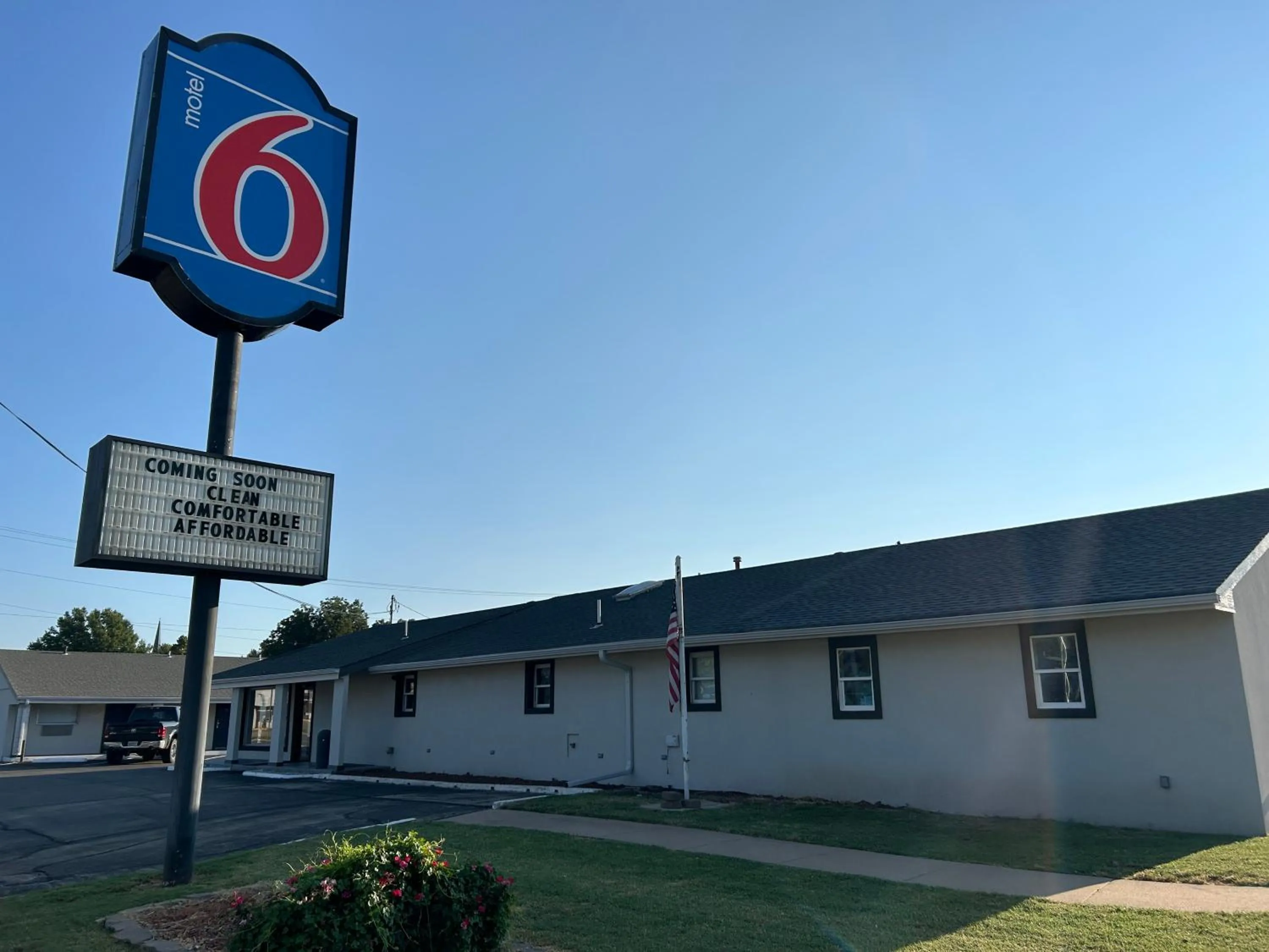 Property logo or sign in Motel 6 Ponca City, OK