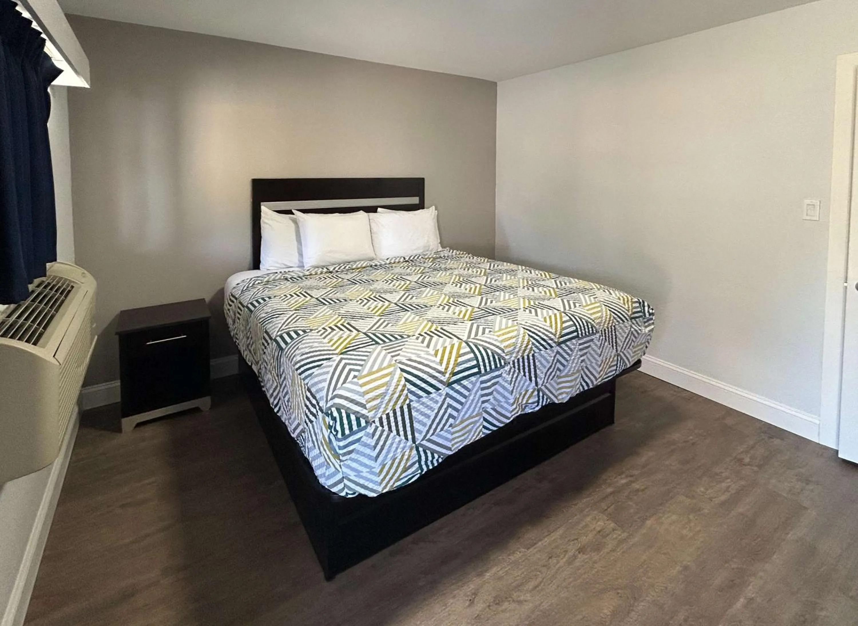 Bedroom, Bed in Regal Inn