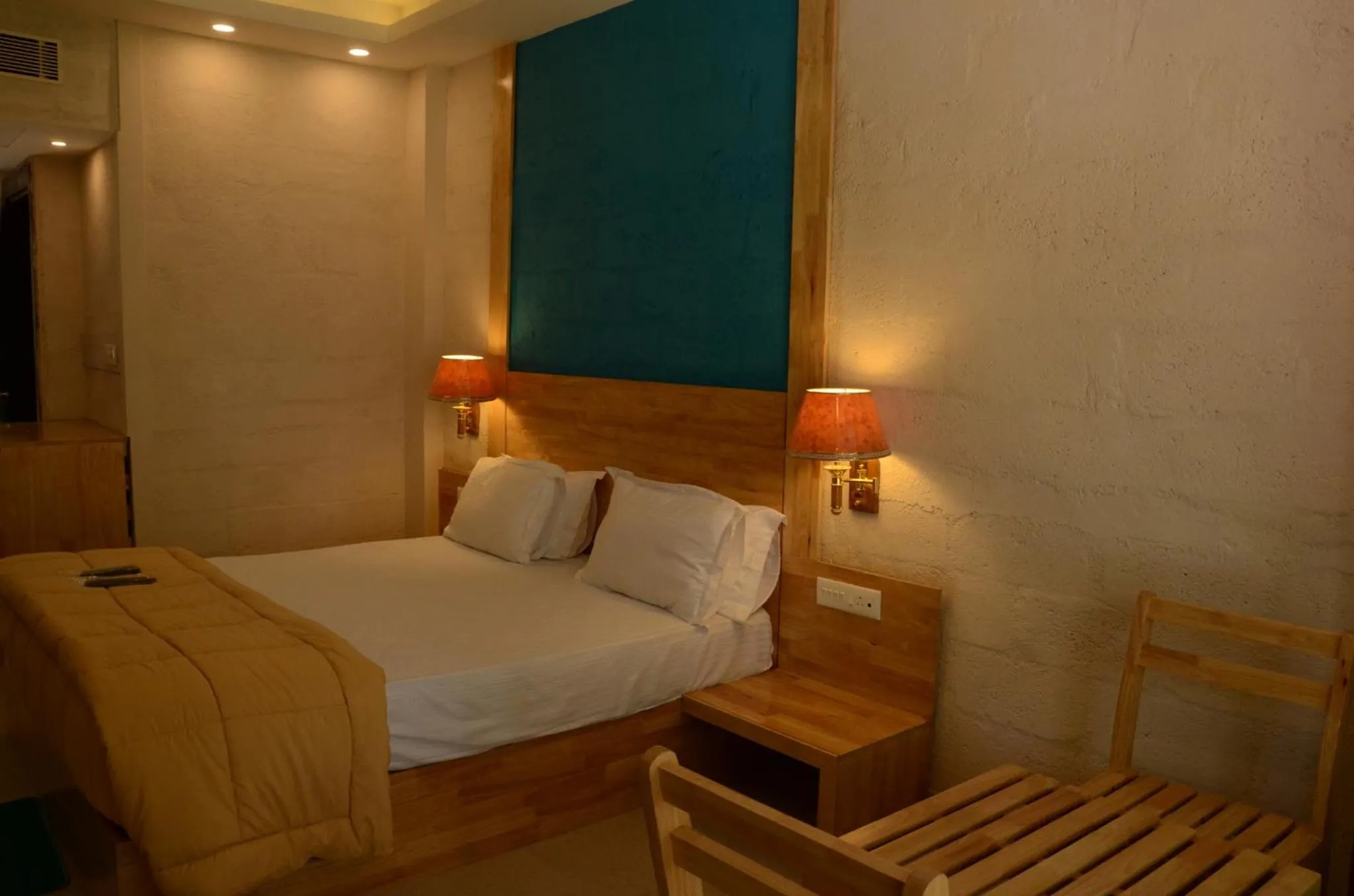 Bedroom, Bed in Coconhuts Beach Resort