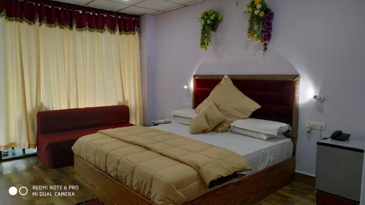 Bedroom, Bed in Coconhuts Beach Resort