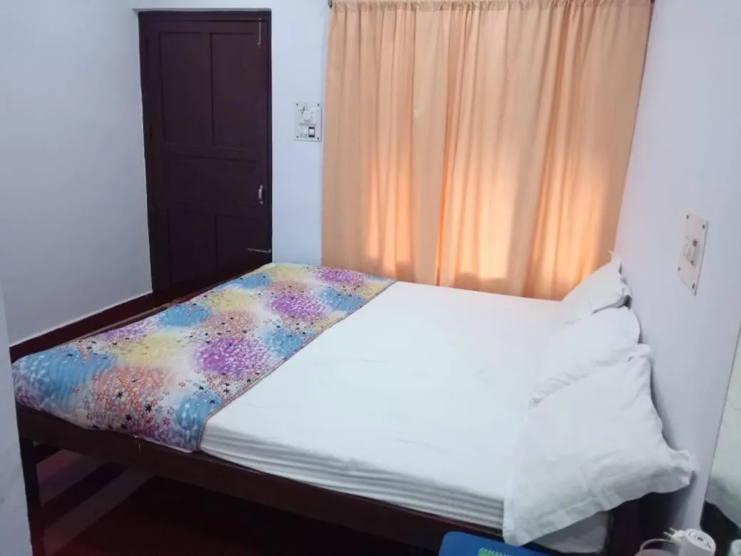 Bedroom, Bed in Coconhuts Beach Resort