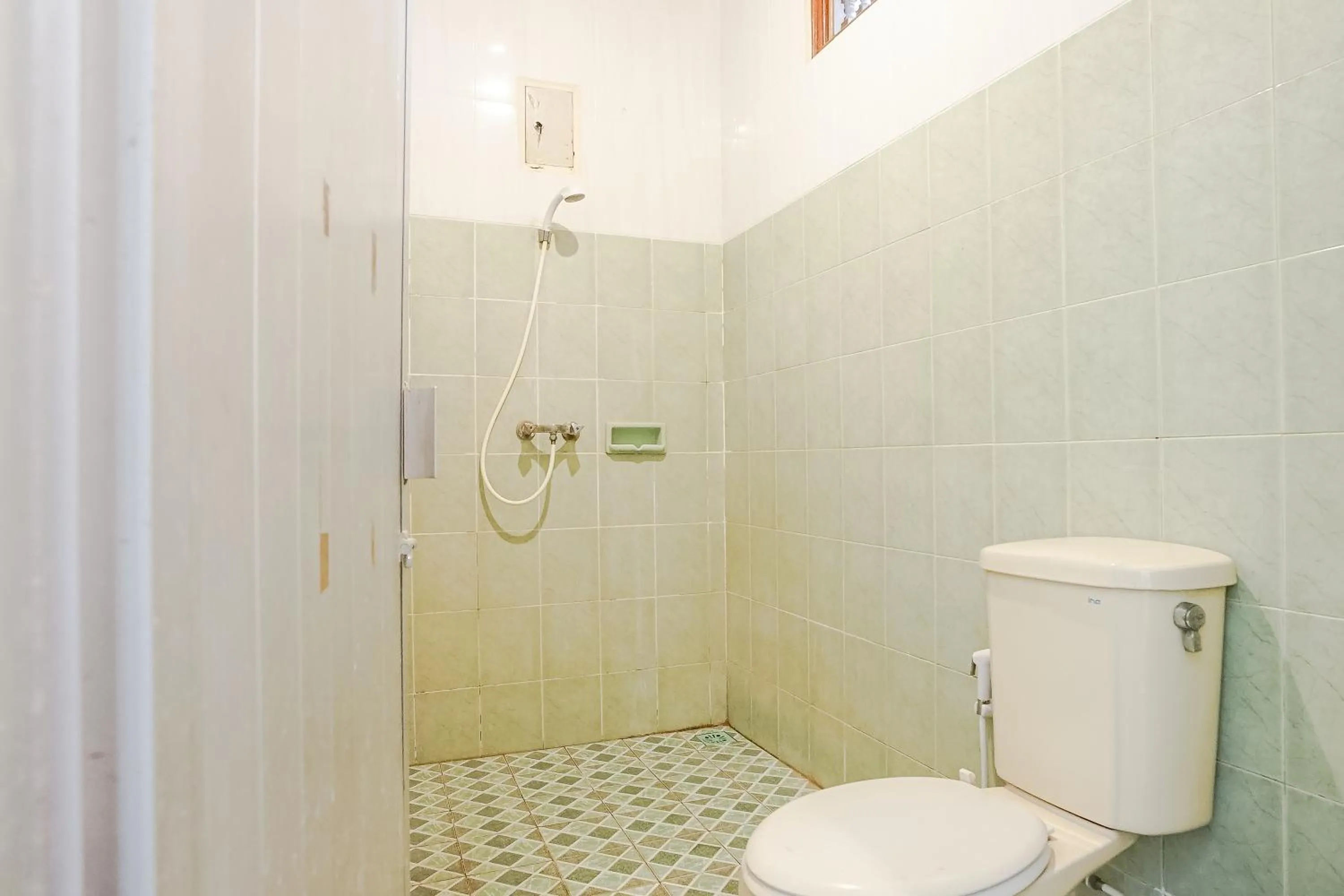 Shower in Indopurejoy House - Komala Indah Cottages