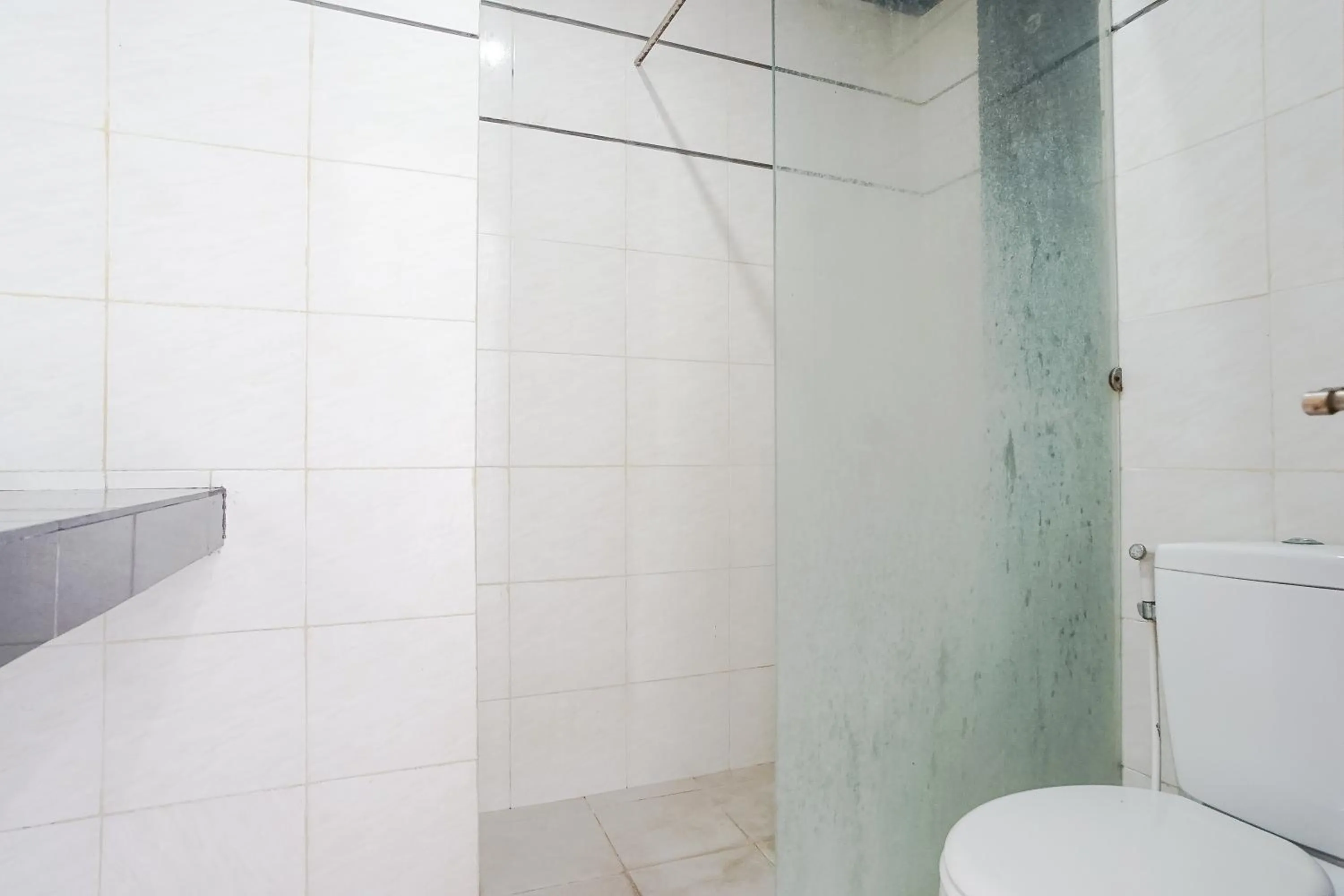 Shower in Indopurejoy House - Komala Indah Cottages