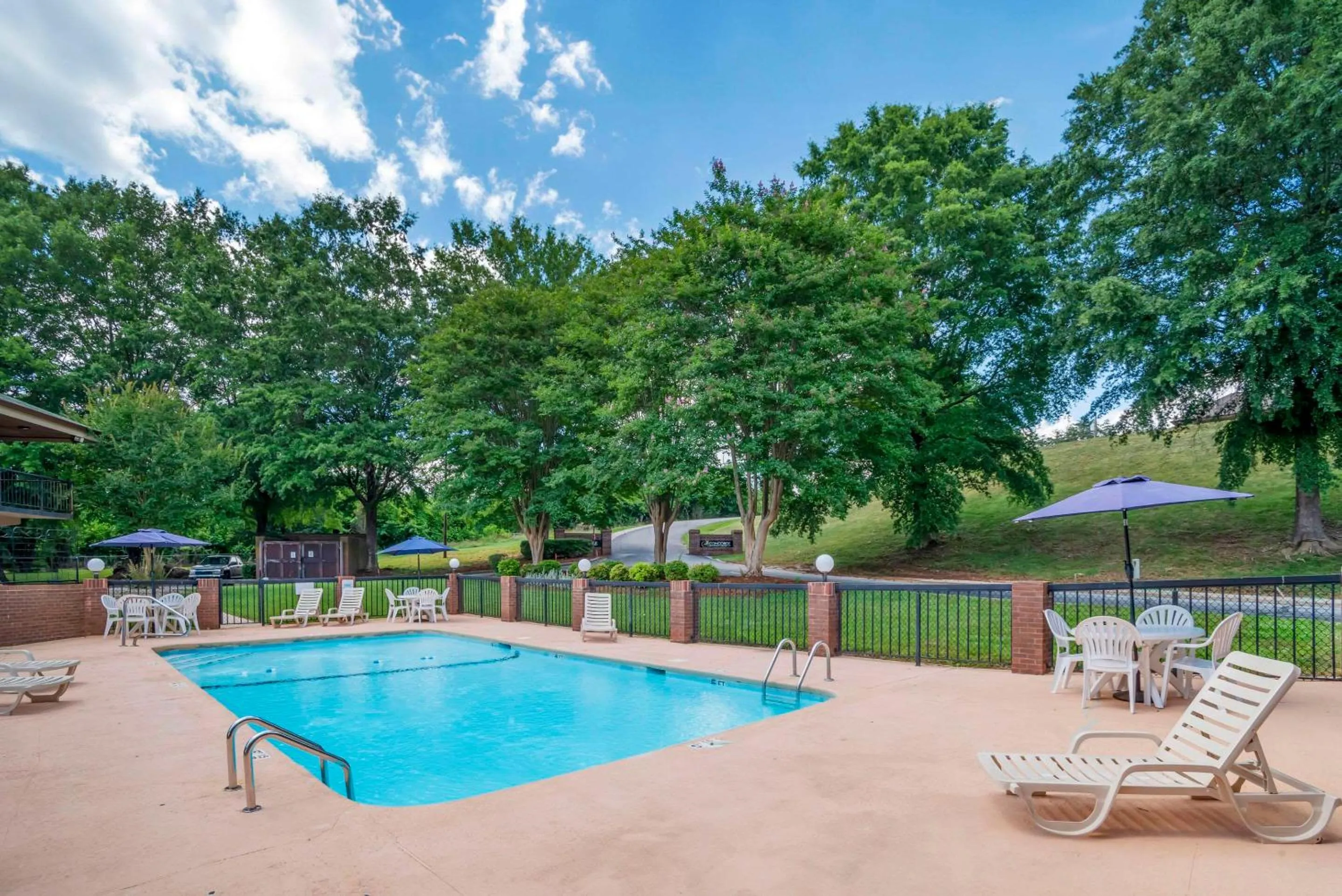 Swimming pool in Quality Inn near Speedway