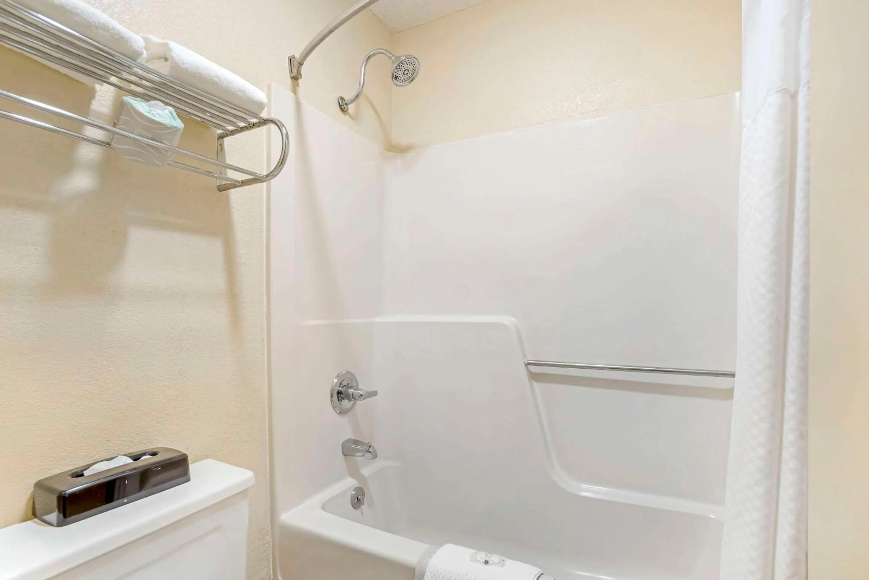 Bedroom in Quality Inn near Speedway