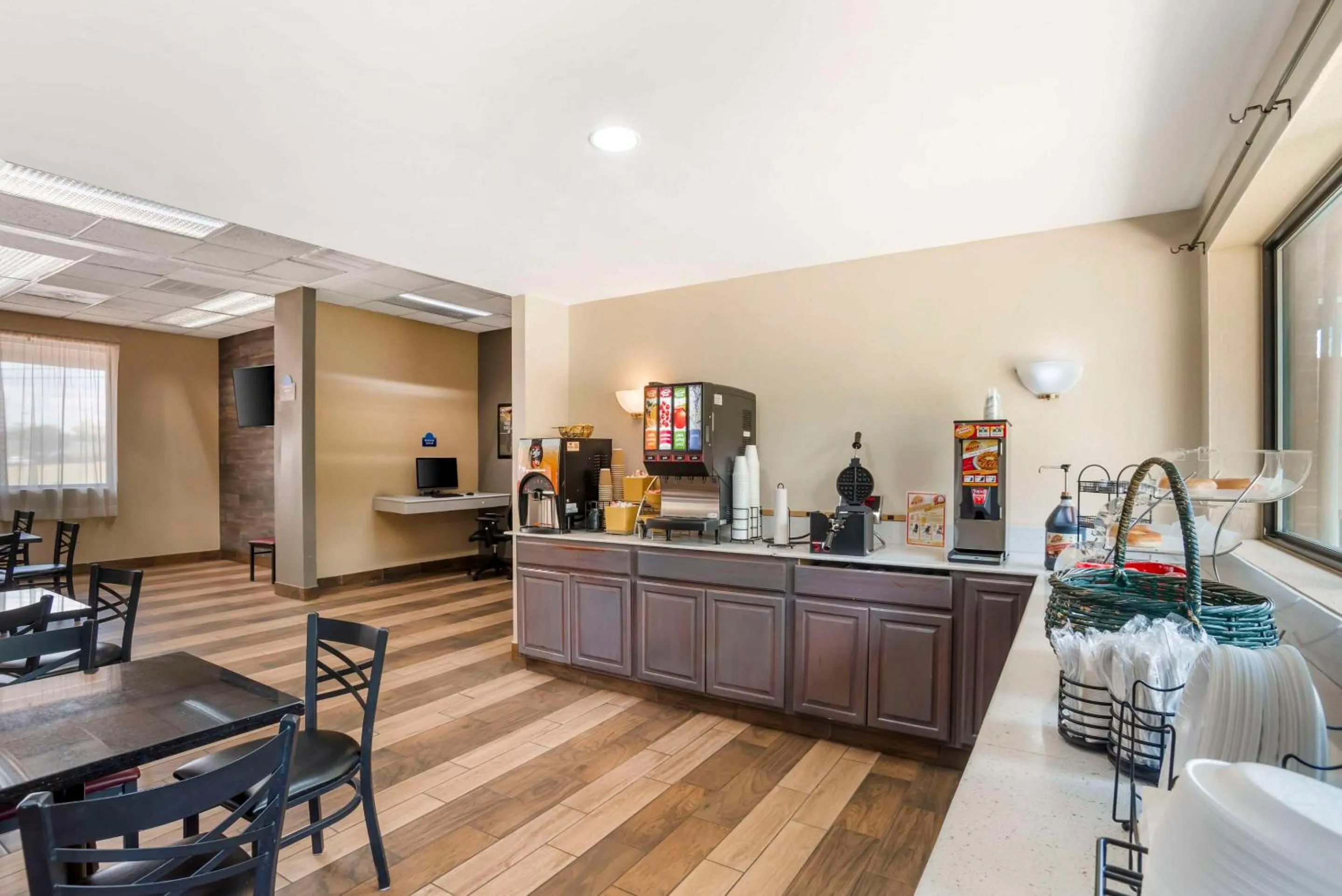 Breakfast in Quality Inn near Speedway