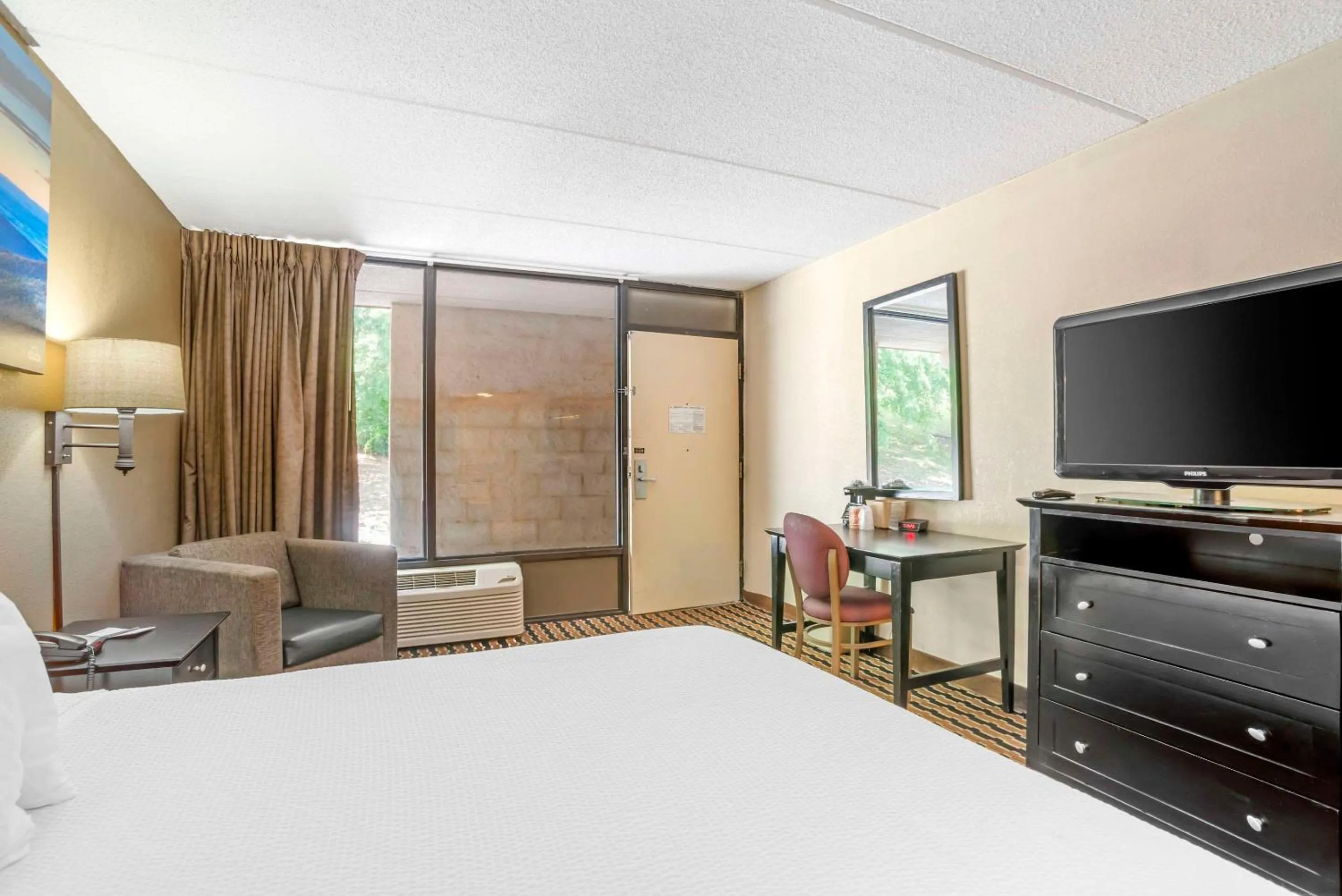 Bedroom, Bed in Quality Inn near Speedway