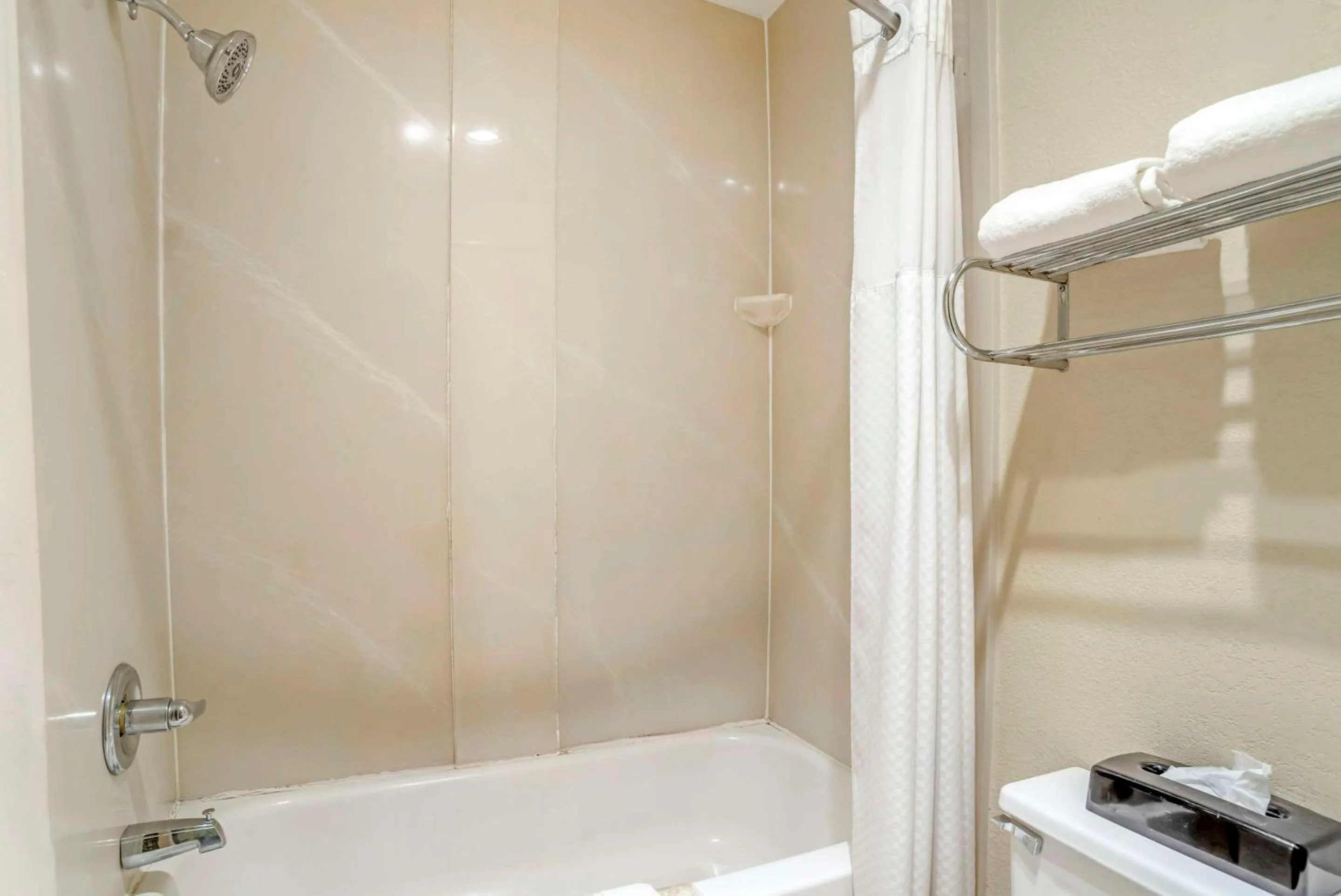 Bedroom in Quality Inn near Speedway