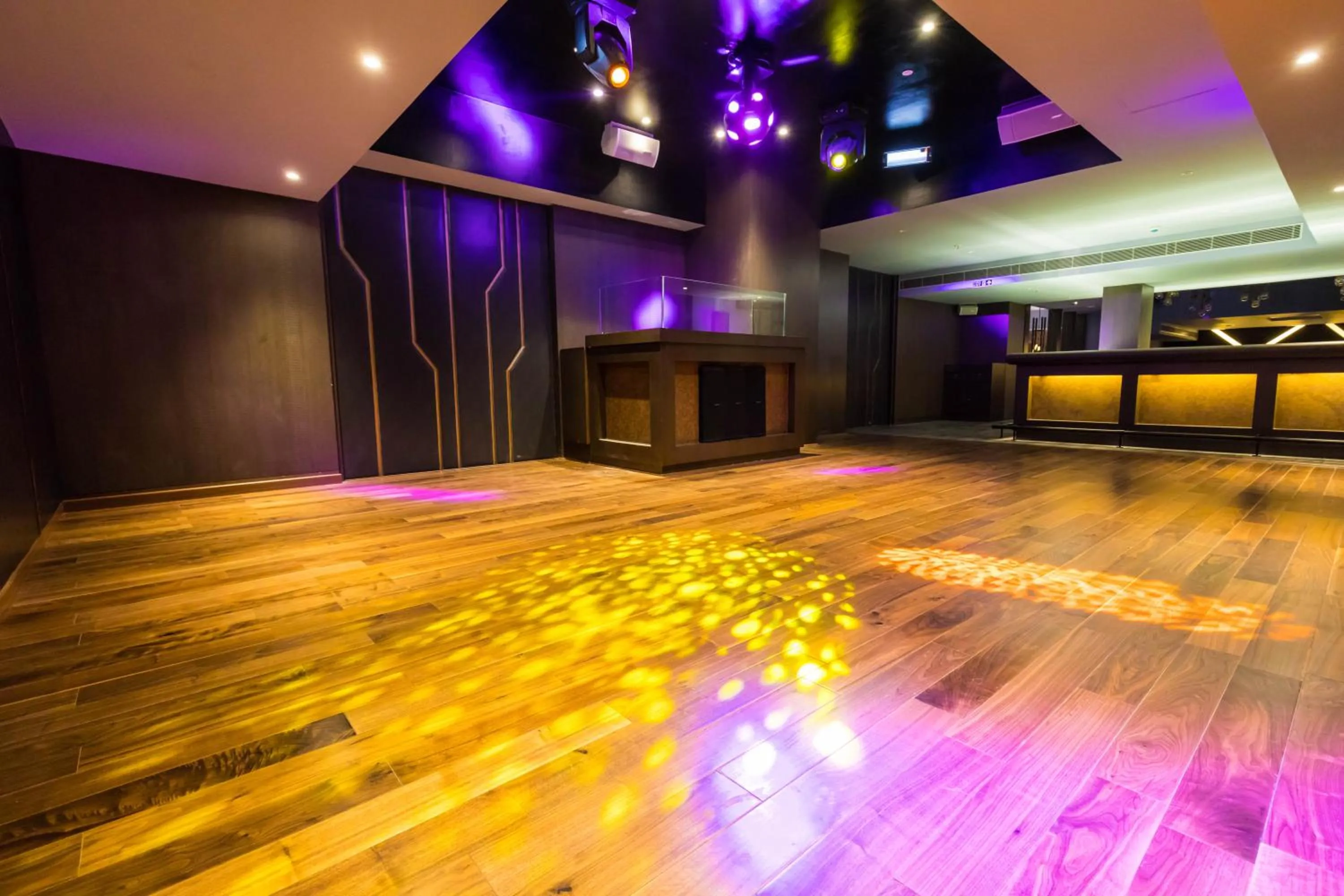 Lounge or bar in Ramada by Wyndham Lucknow Hotel and Convention Center