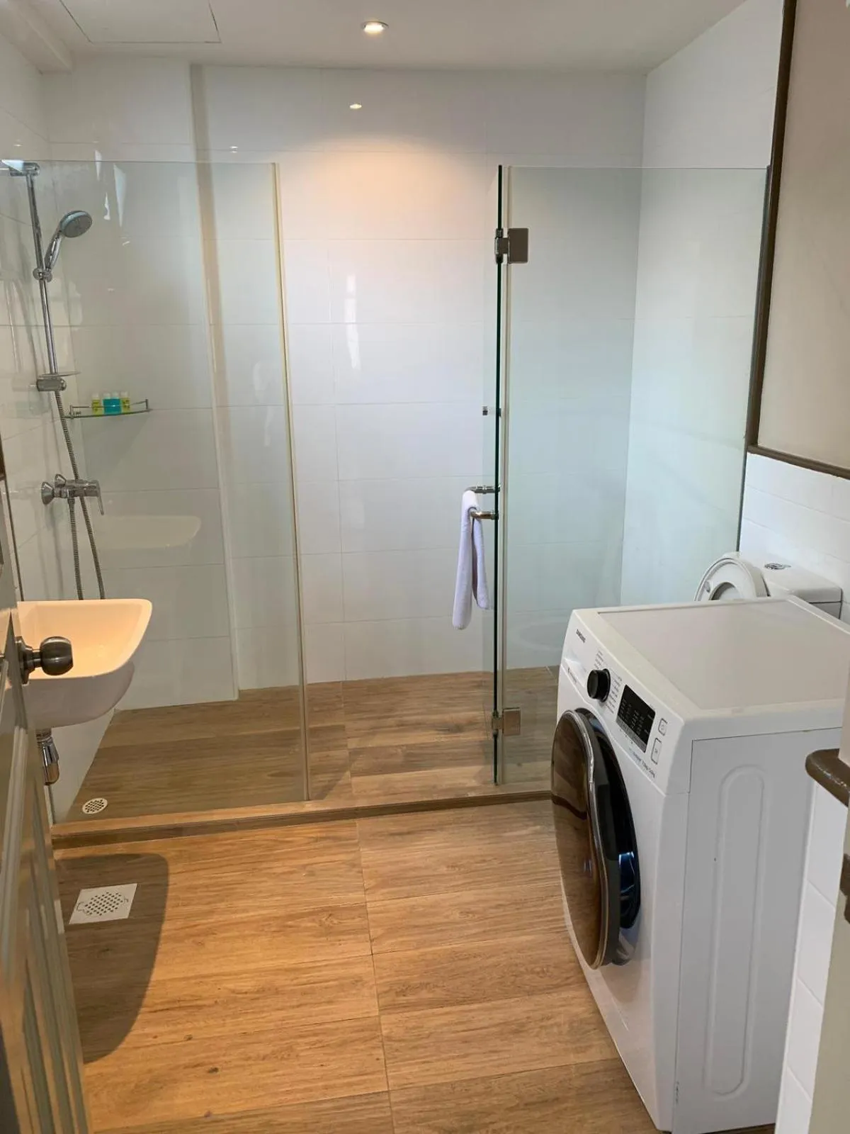 Shower in Greatwood Residence at Devonshire