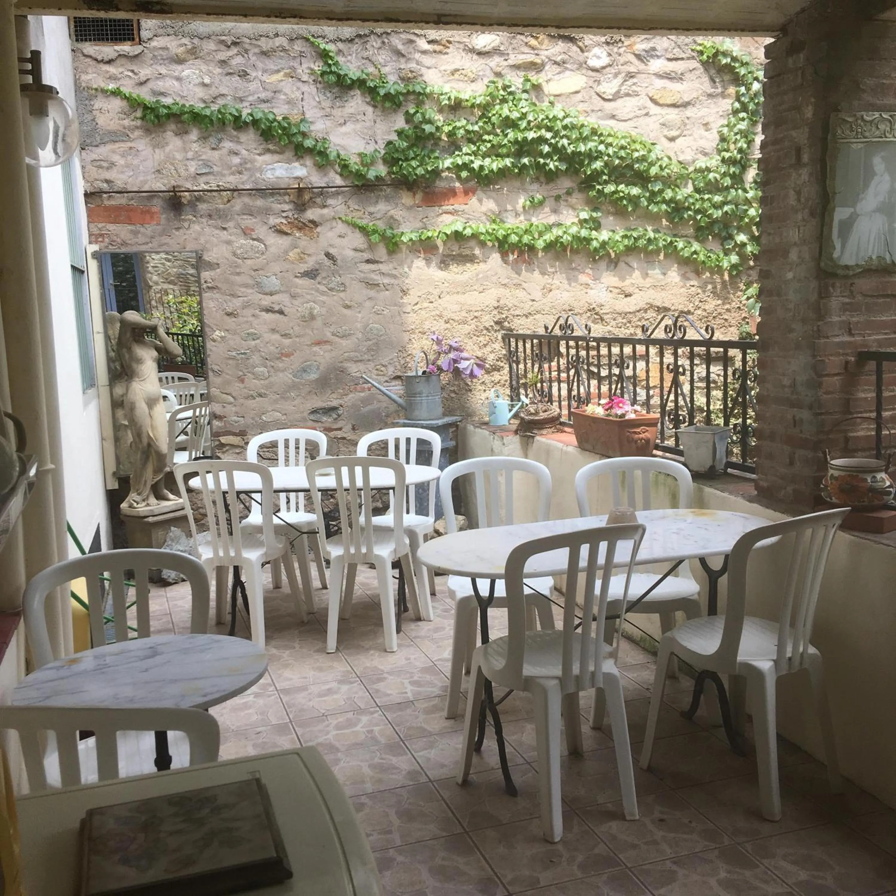 Patio in Poppys Chambres d'Hotes