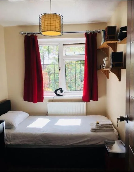 Bed in Bianca's House Hotel Heathrow Airport