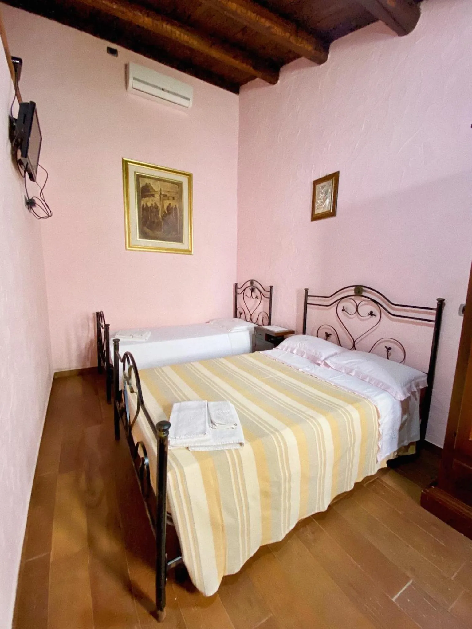 Photo of the whole room, Bed in Domos Antigas