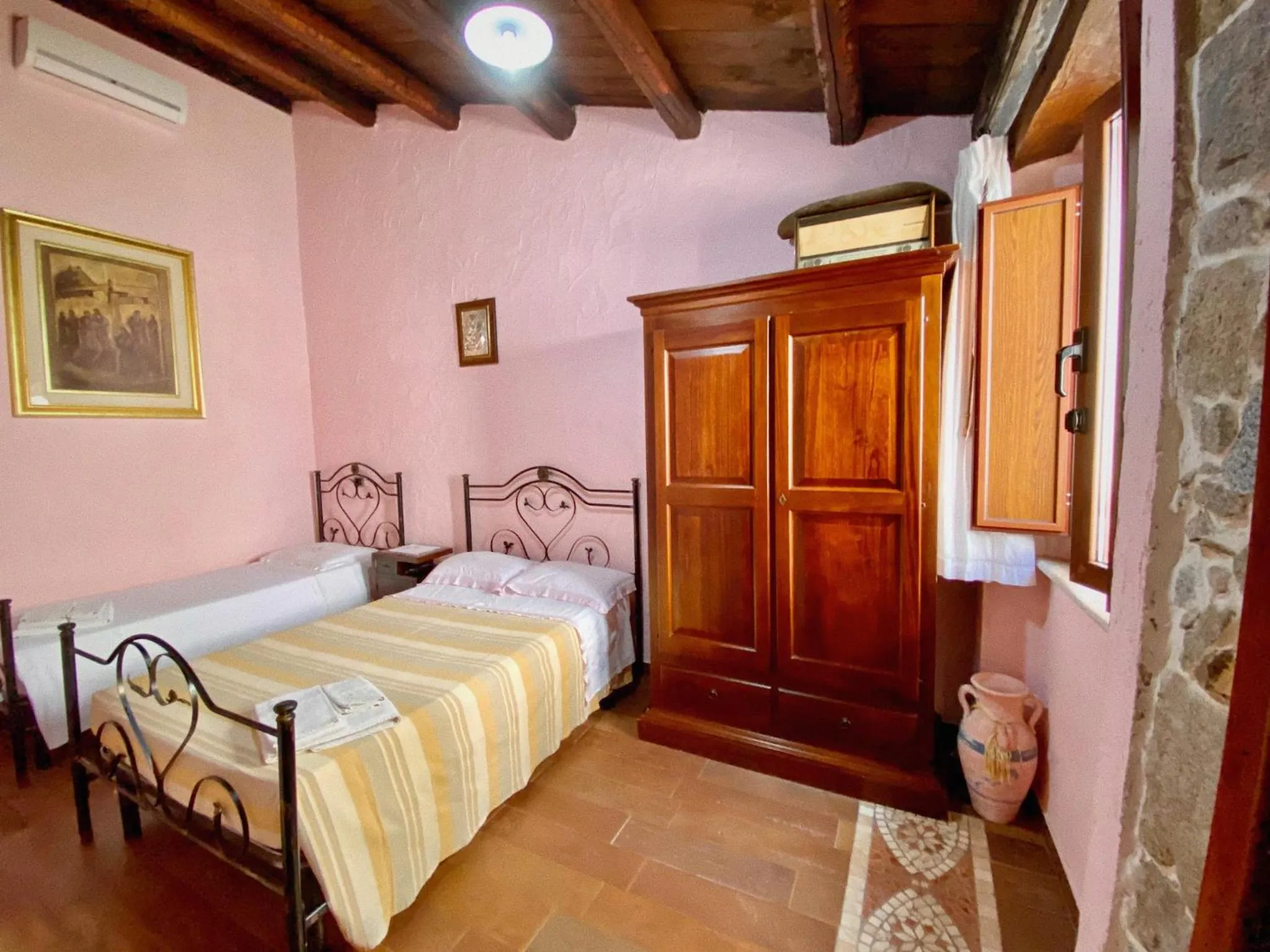 Photo of the whole room, Bed in Domos Antigas