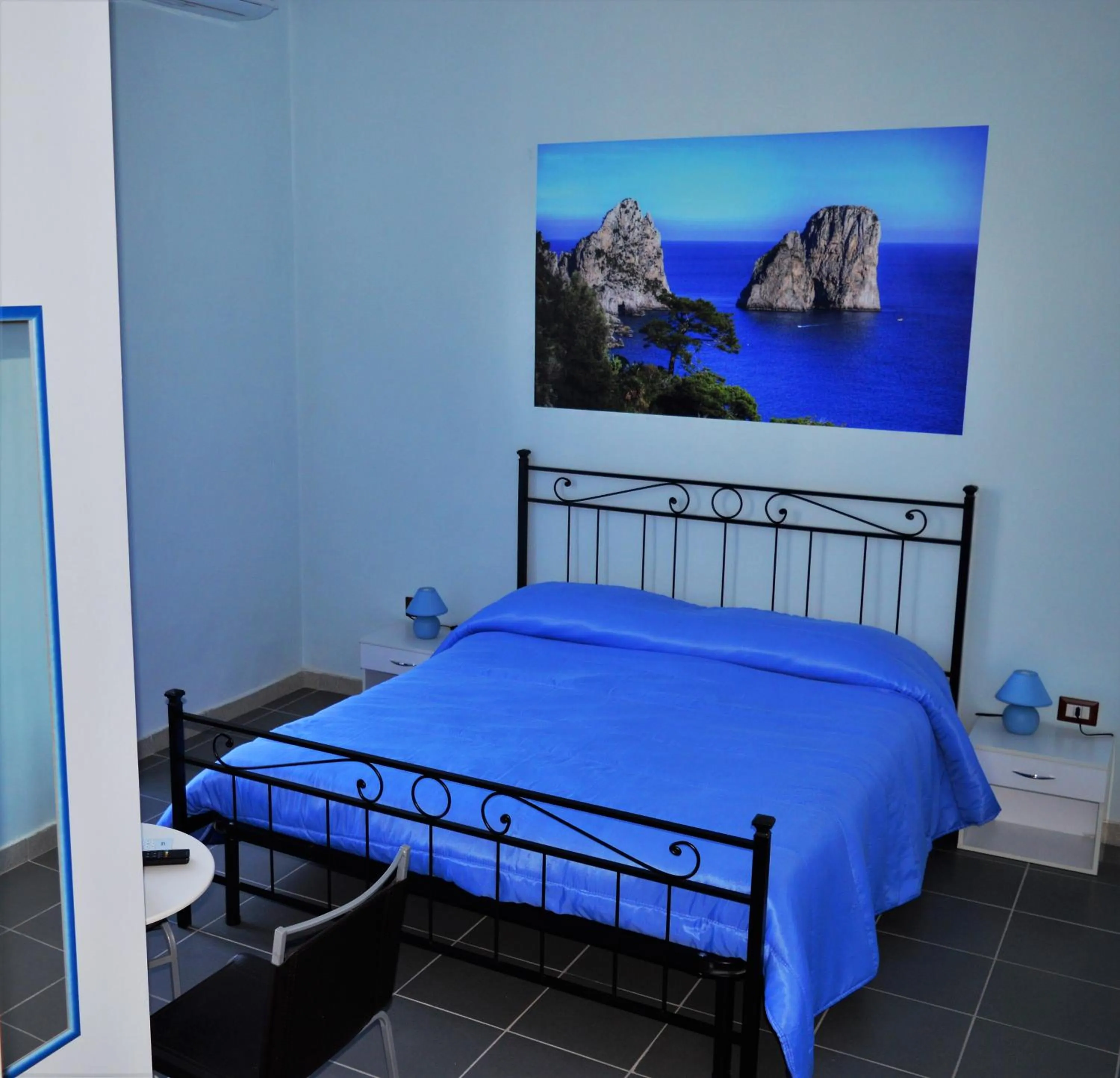 Photo of the whole room, Bed in Napoli Station B&B
