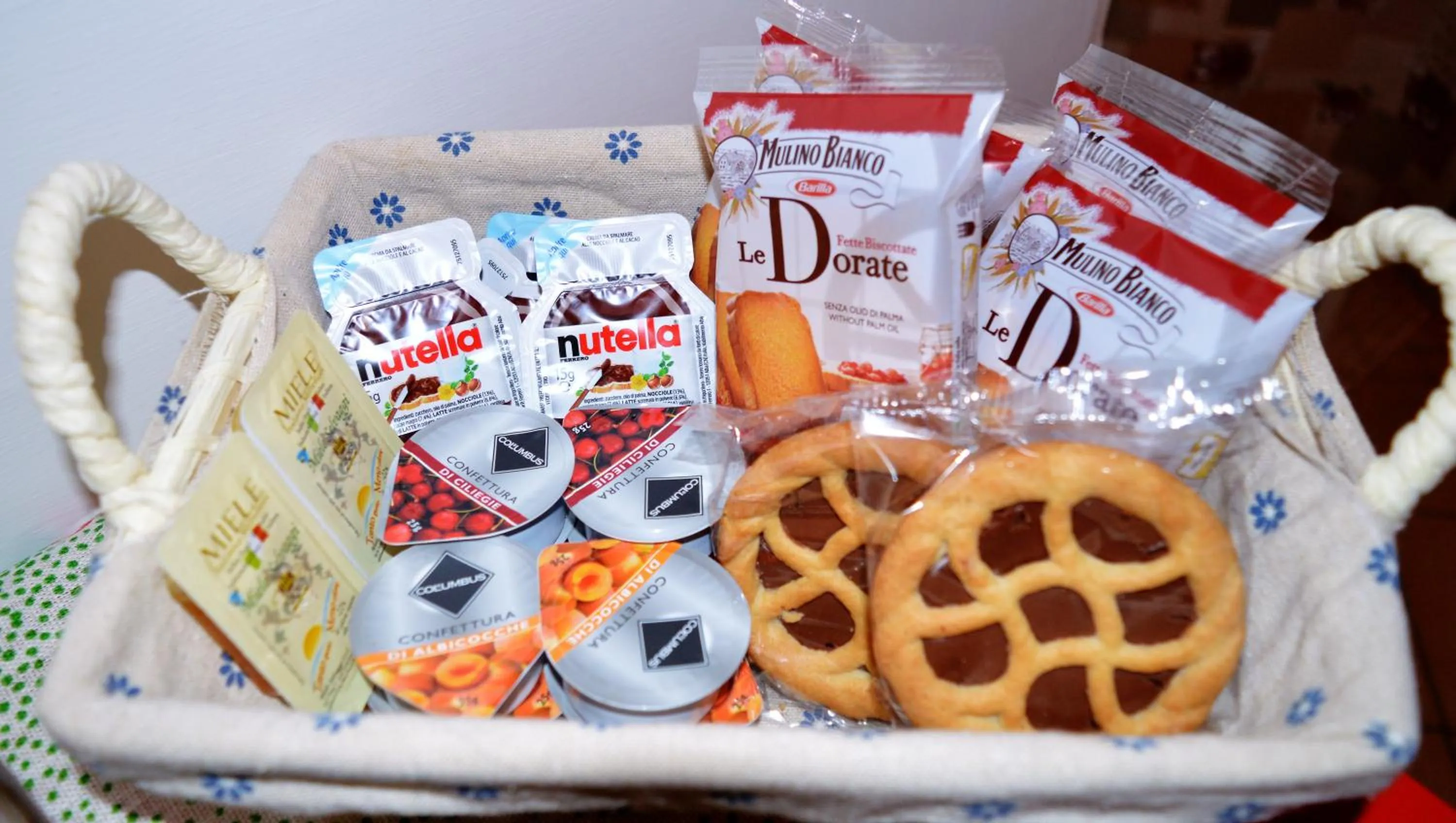 Communal lounge/ TV room in Napoli Station B&B