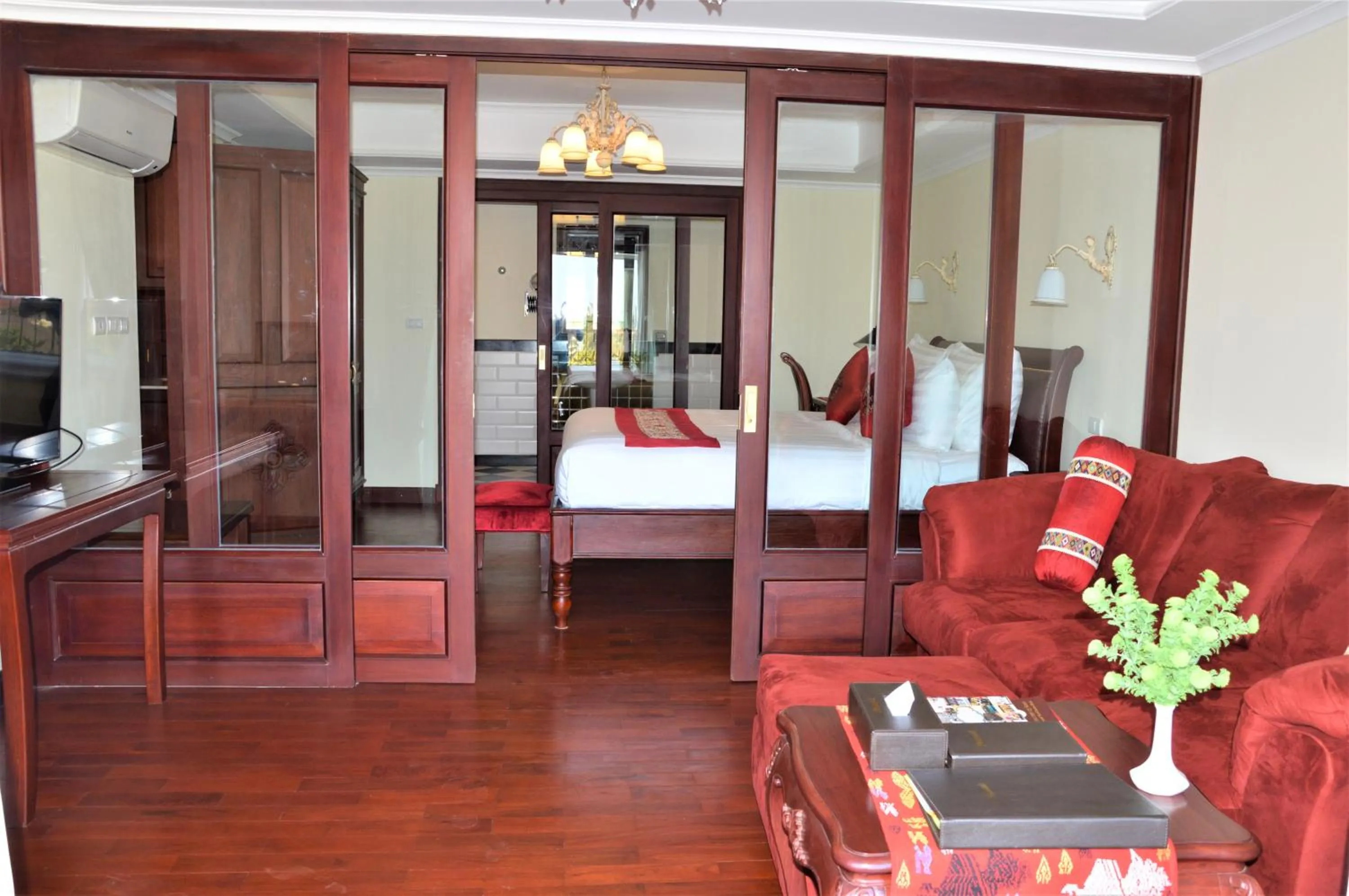 Living room, Bed in Phasouk Vien Chantra Hotel