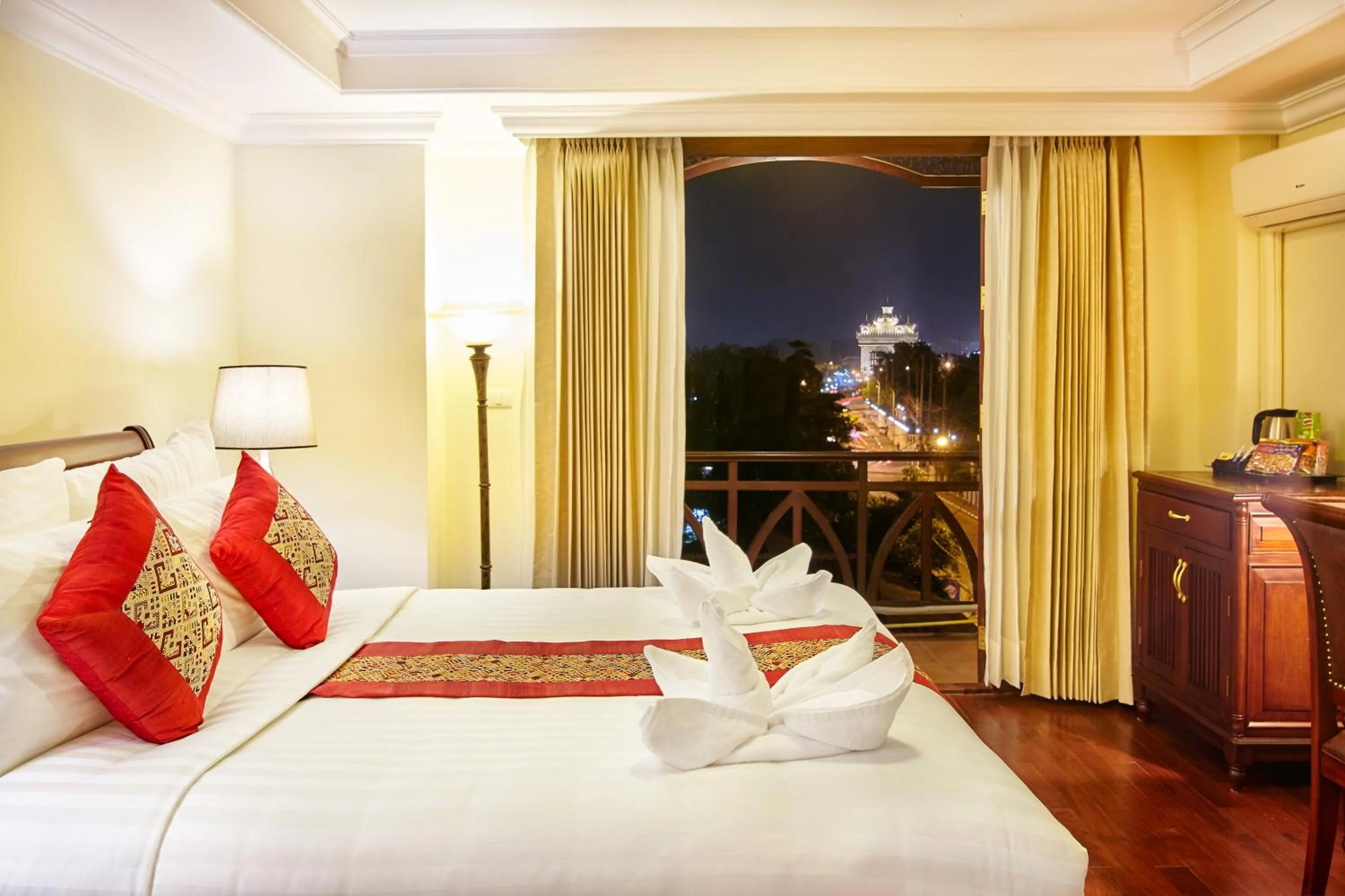 Bed in Phasouk Vien Chantra Hotel