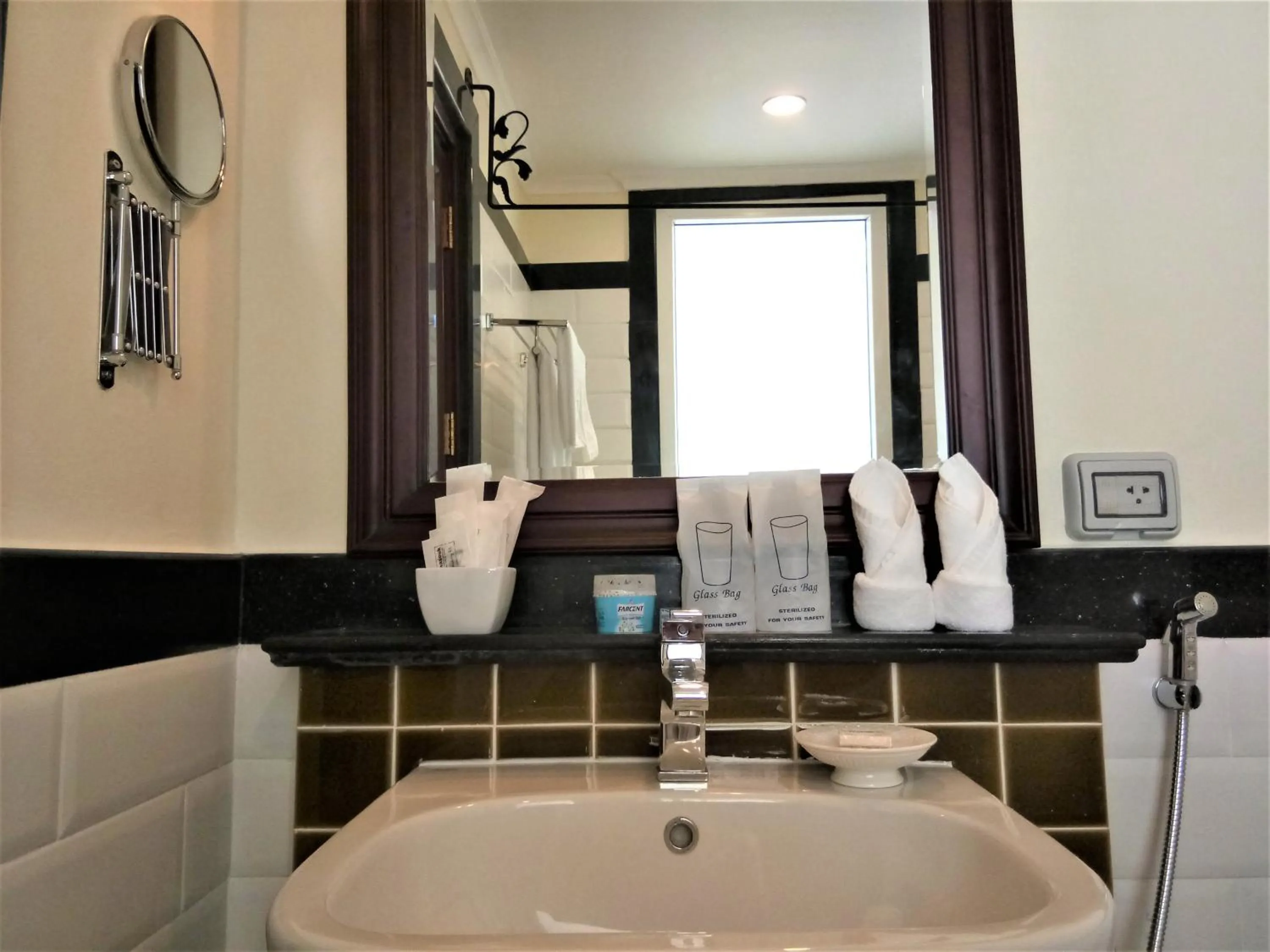 Bathroom in Phasouk Vien Chantra Hotel