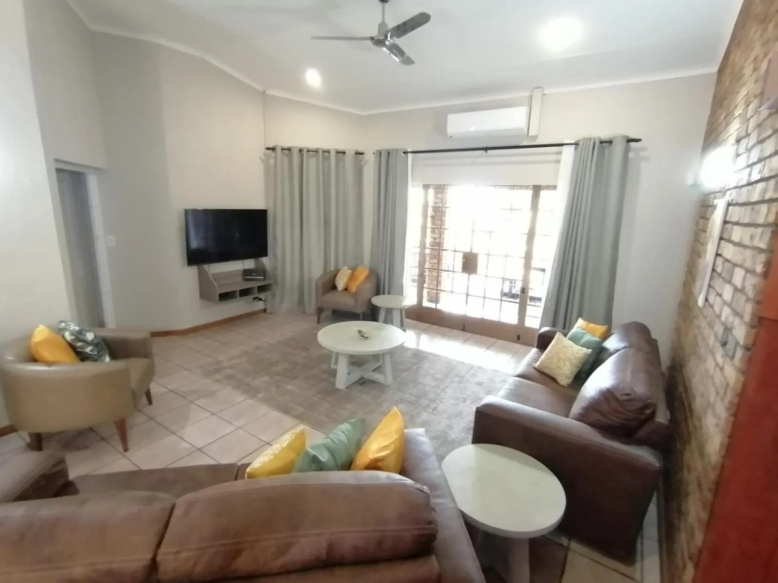 TV and multimedia in Shingalana Guest Lodge