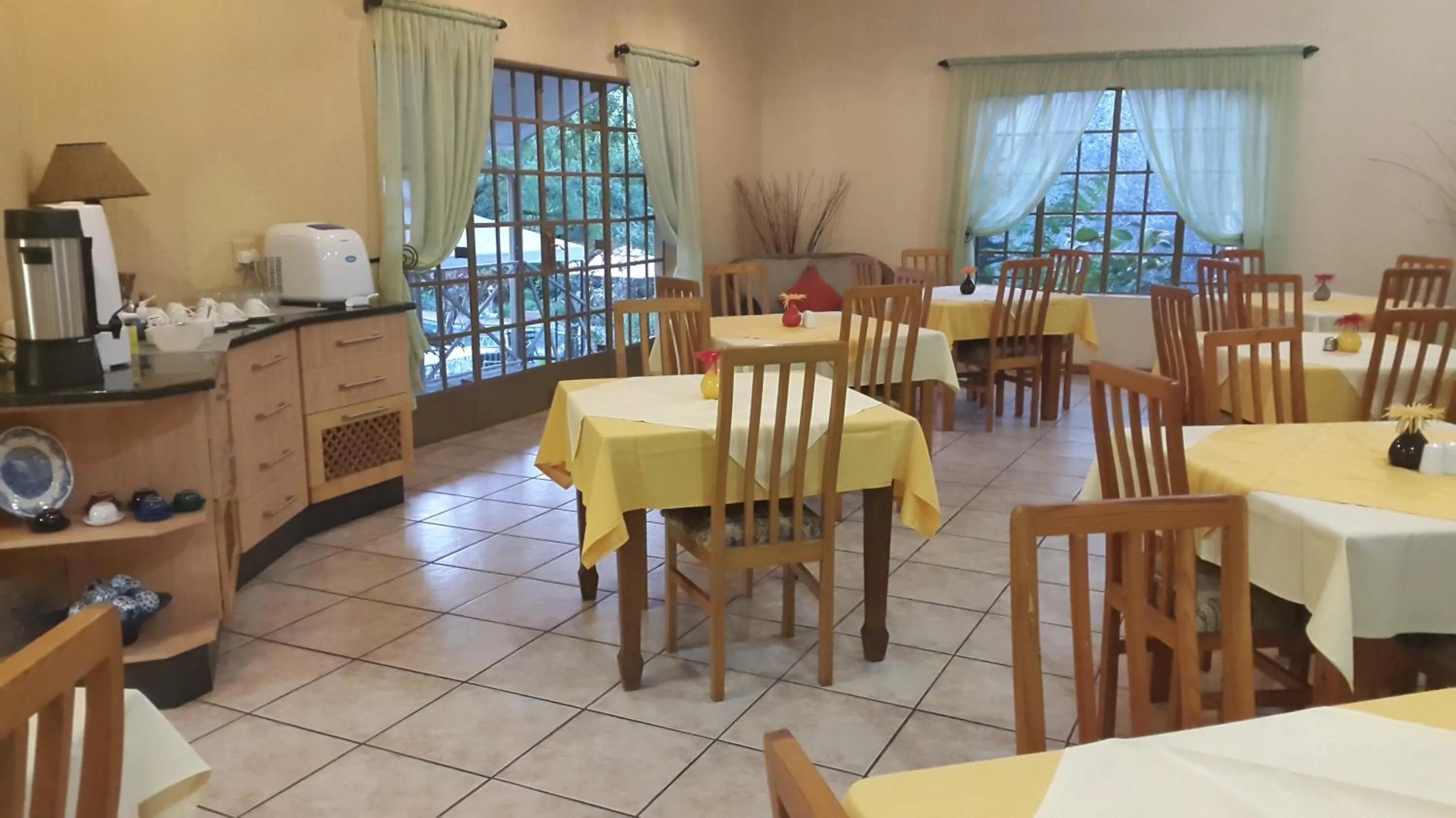 Food and drinks in Shingalana Guest Lodge