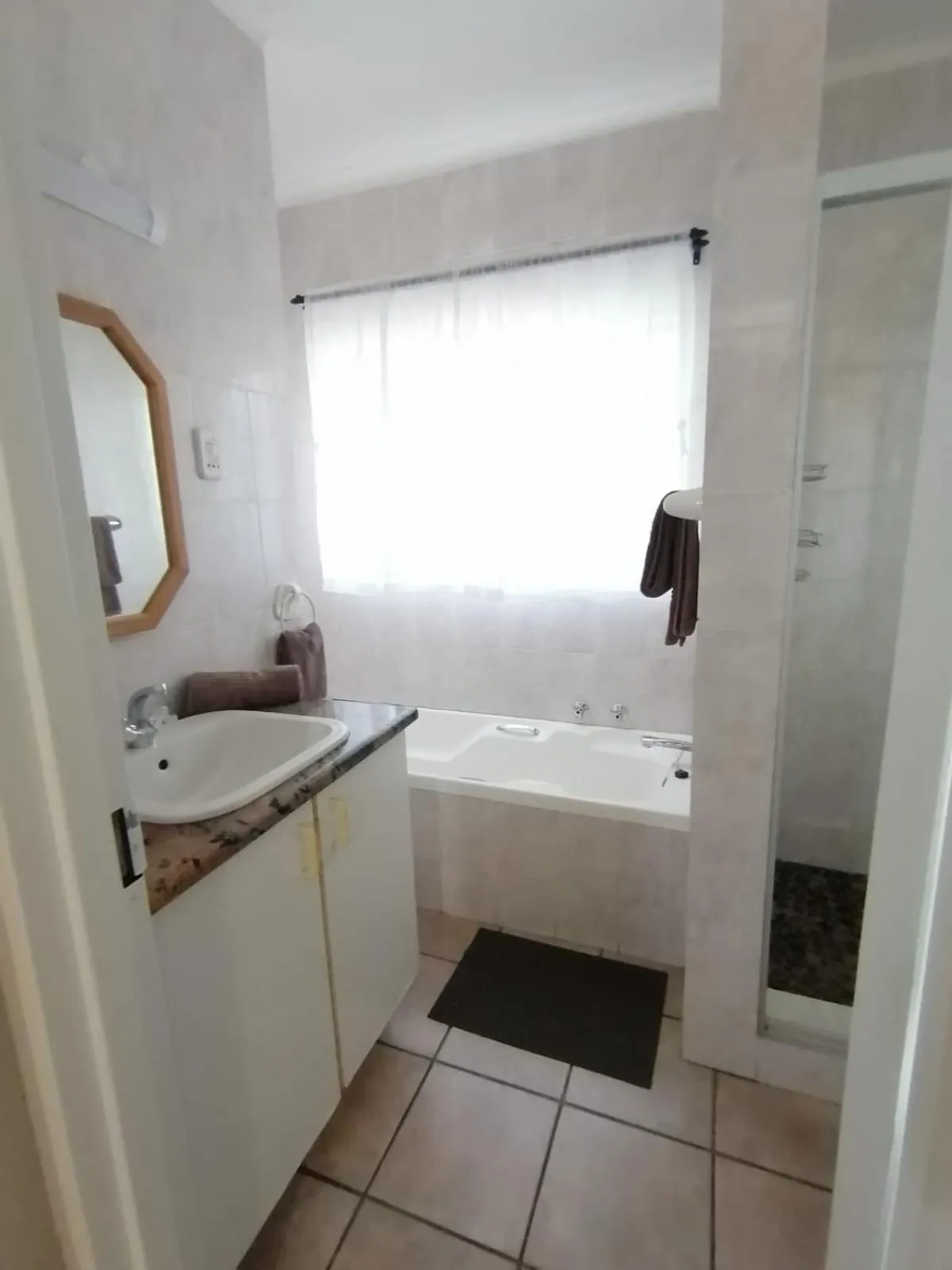 Bathroom, Bed in Shingalana Guest Lodge