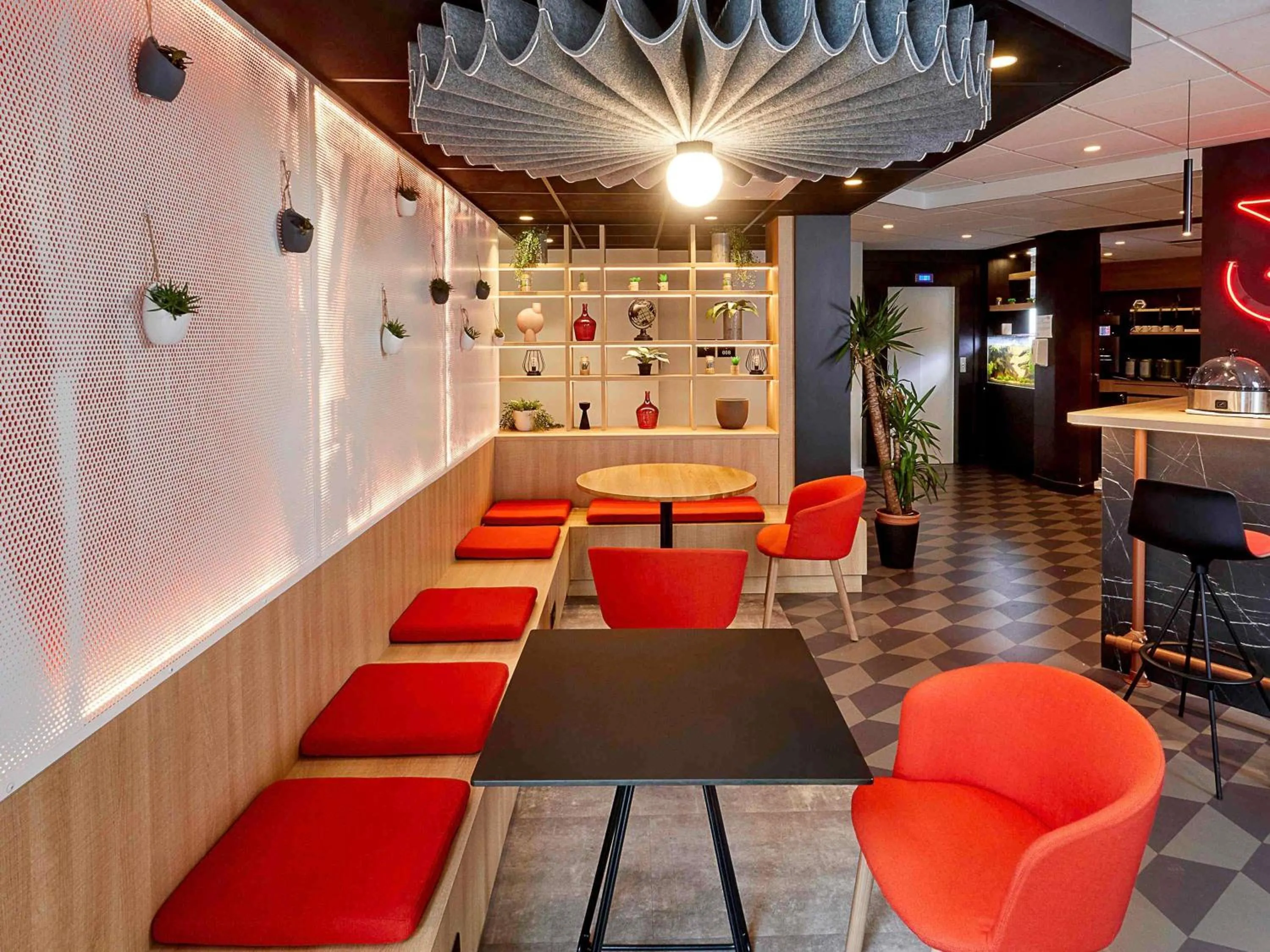 Lounge or bar in ibis Auxerre Centre