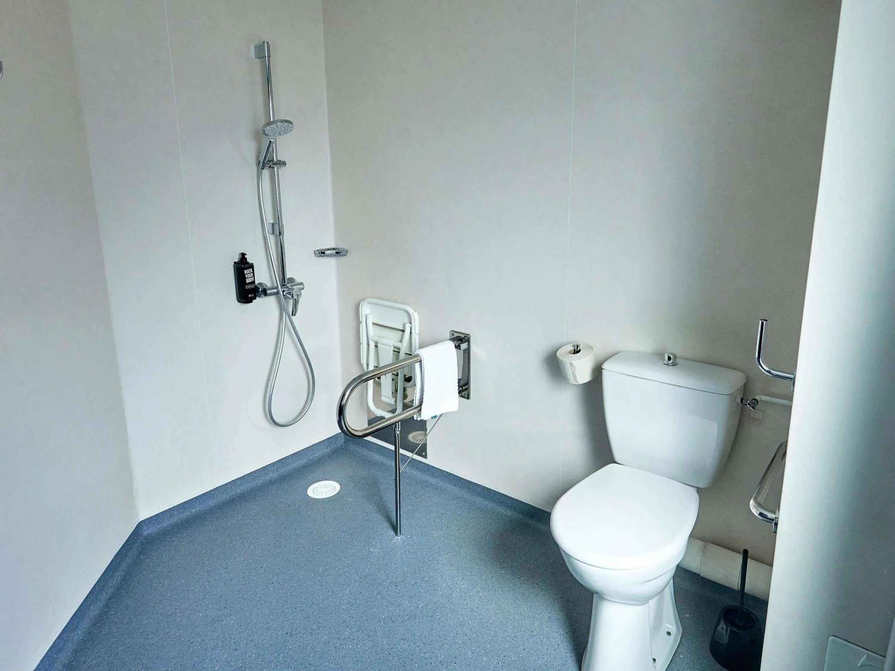 Bedroom in ibis Auxerre Centre