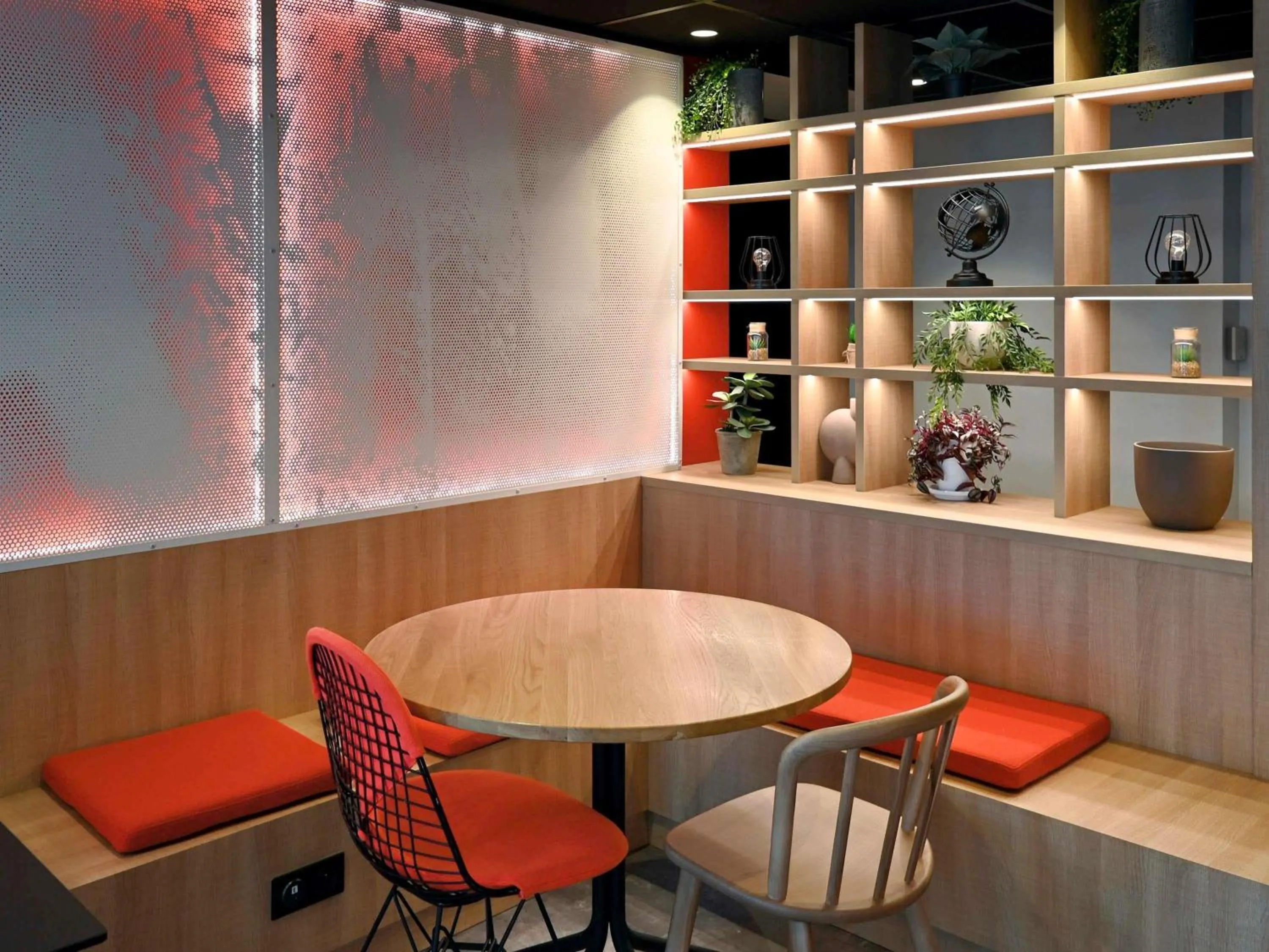 Lounge or bar in ibis Auxerre Centre