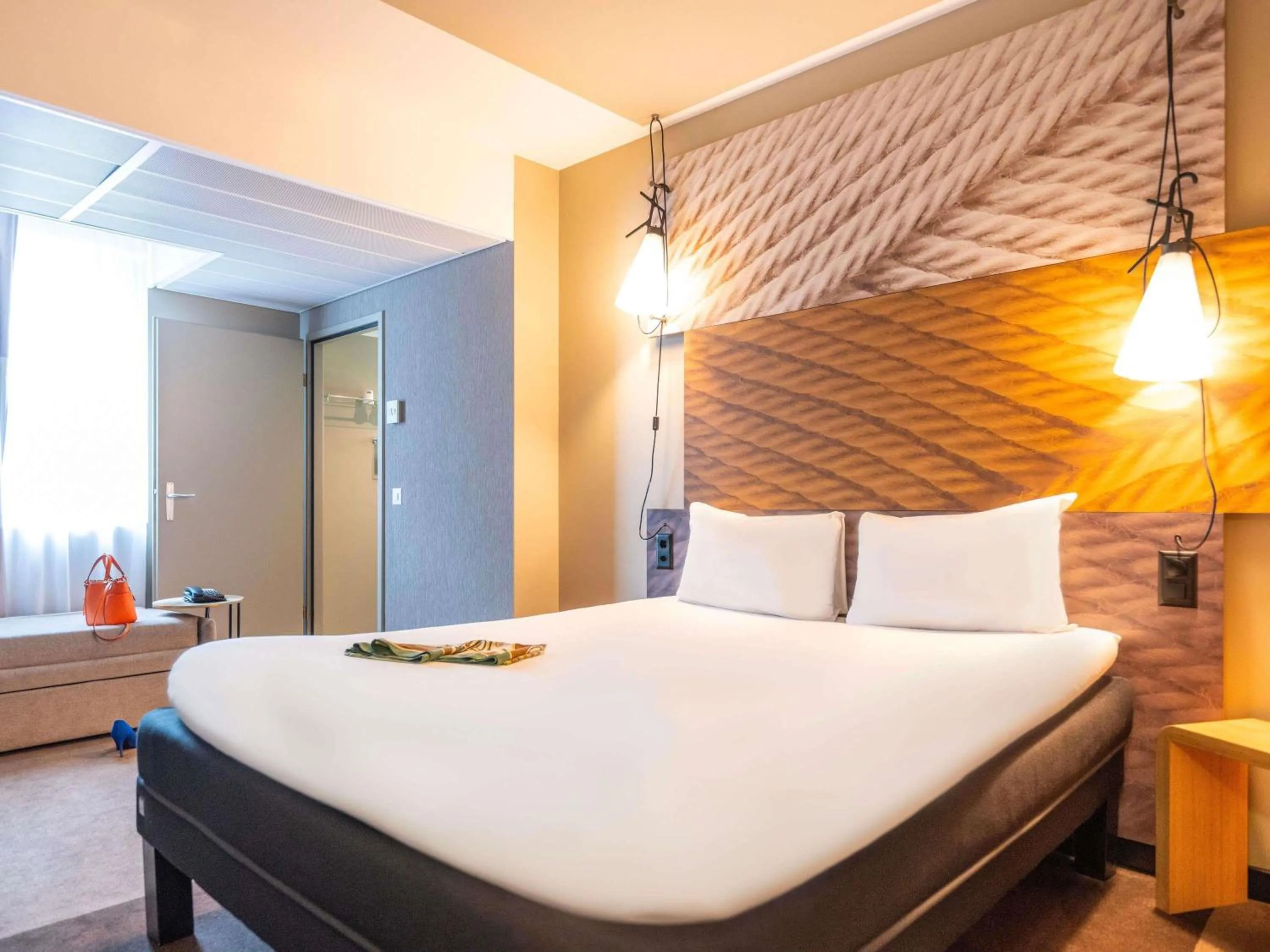 Bedroom, Bed in ibis Geneve Centre Lac