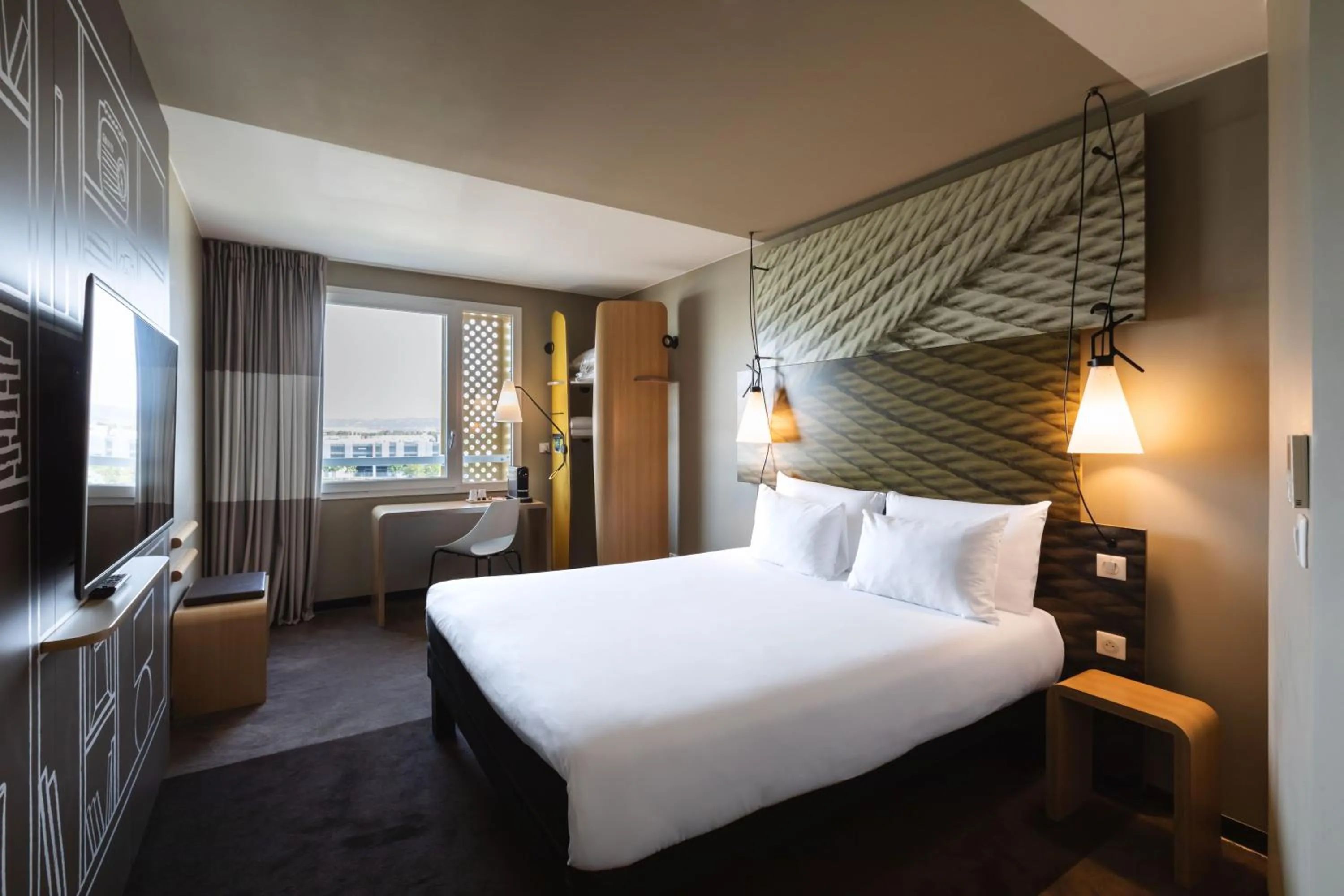 Photo of the whole room, Bed in ibis Geneve Centre Lac