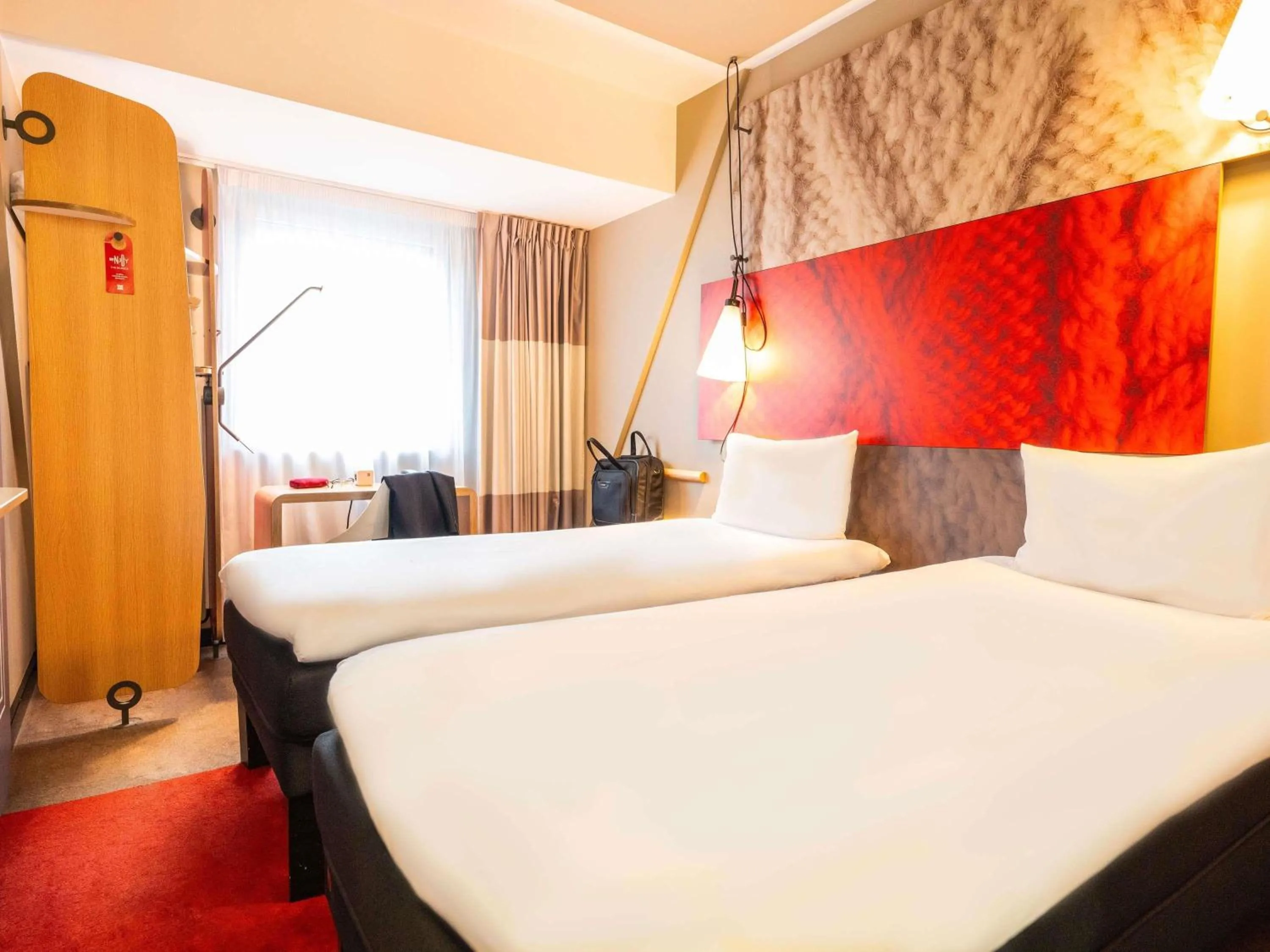 Bedroom, Bed in ibis Geneve Centre Lac