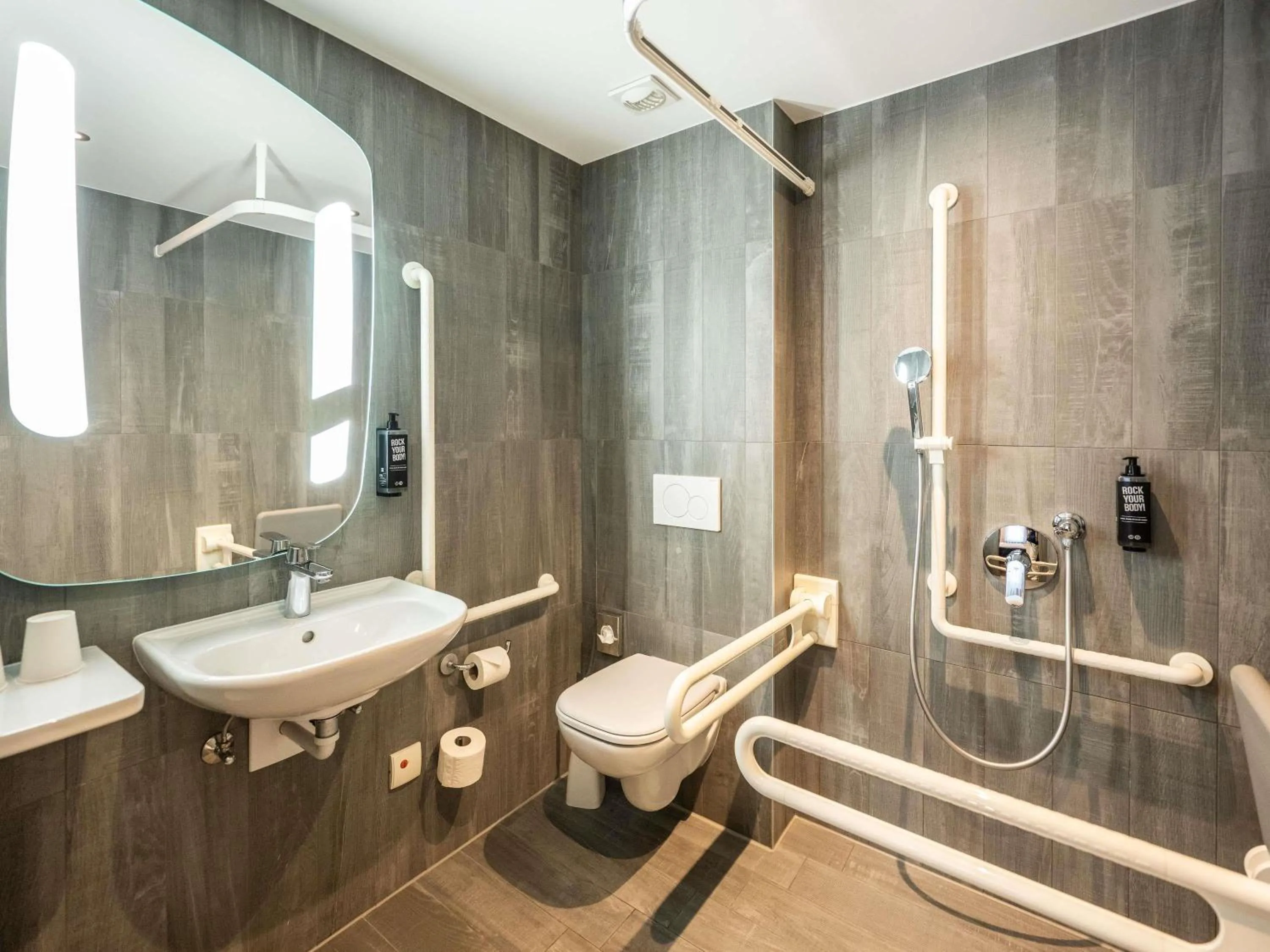 Bathroom in ibis Geneve Centre Lac