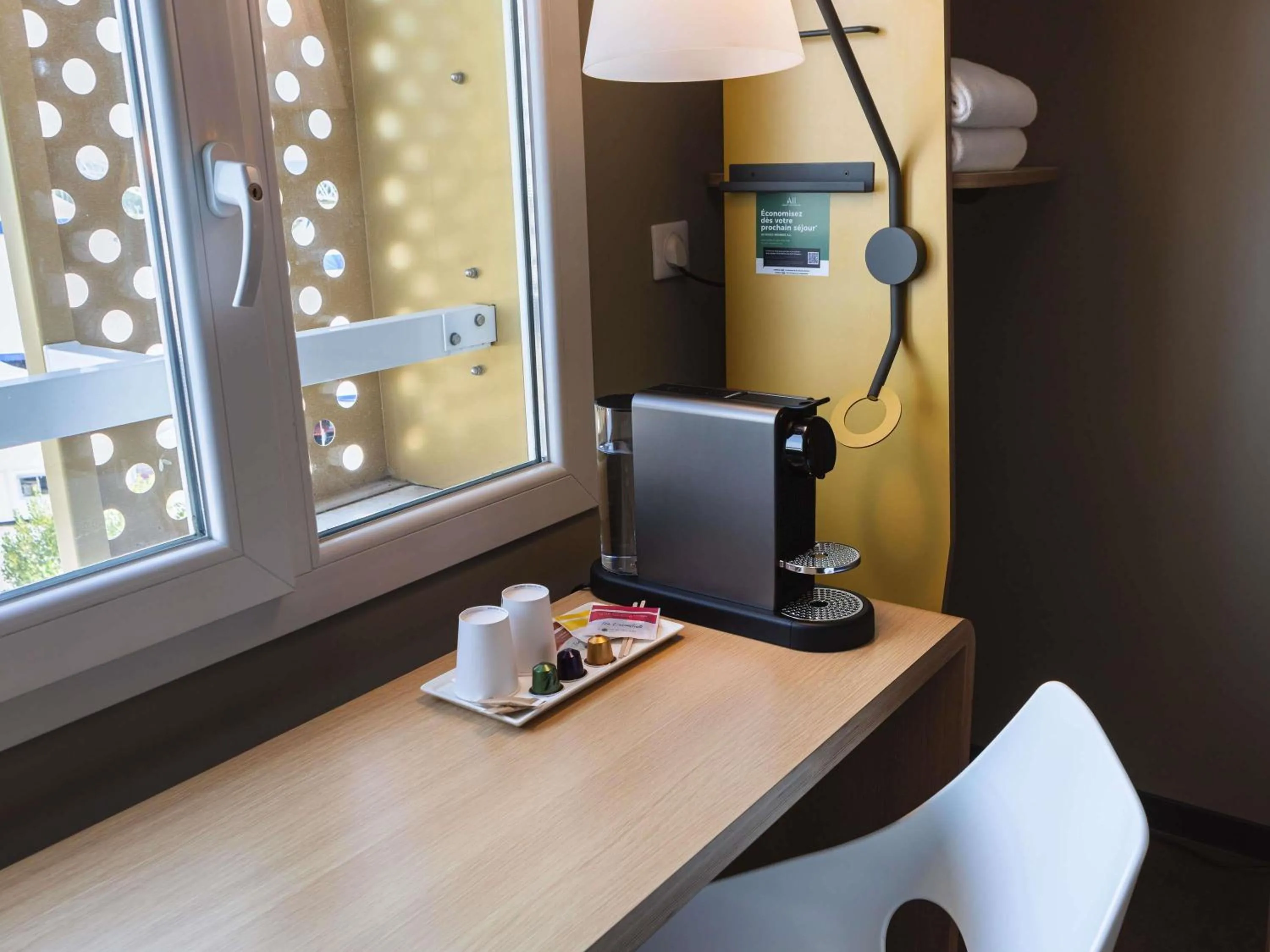 Bedroom in ibis Geneve Centre Lac