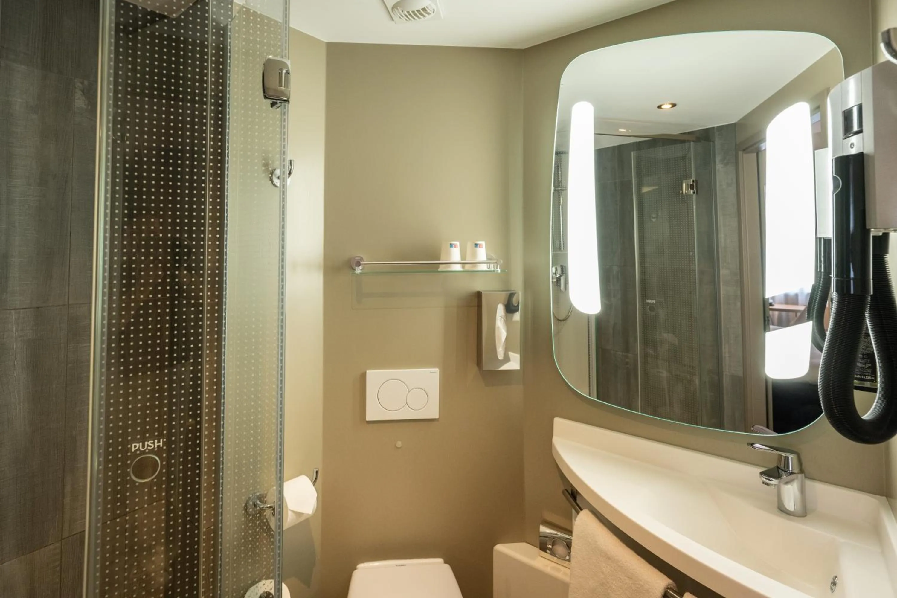 Bathroom in ibis Geneve Centre Lac