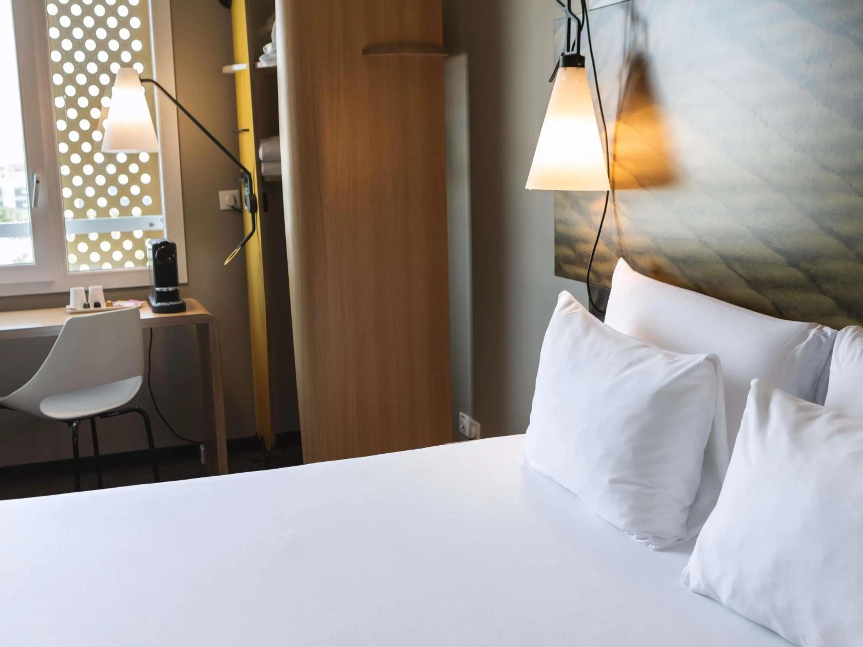 Bedroom, Bed in ibis Geneve Centre Lac