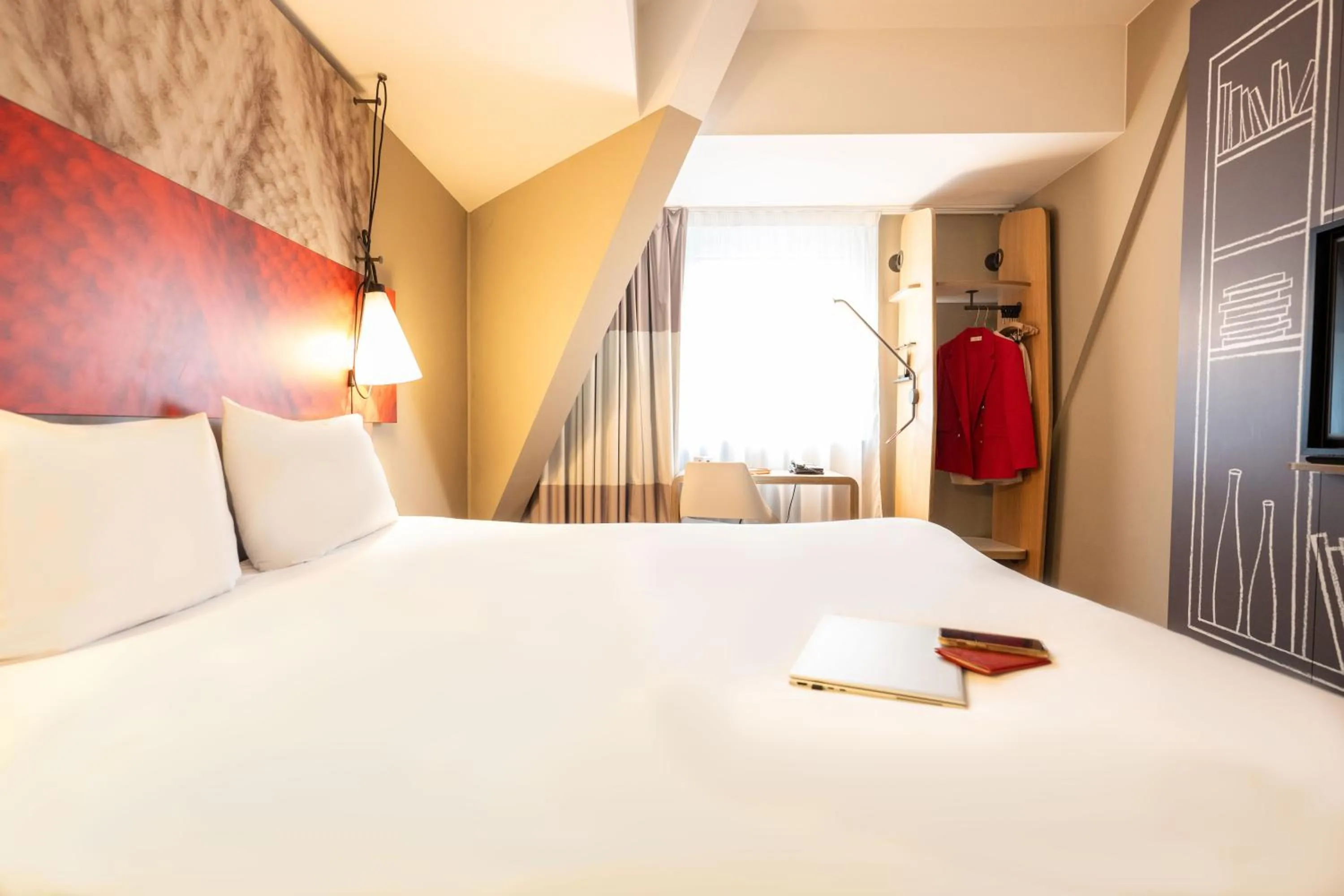 Bedroom, Bed in ibis Geneve Centre Lac