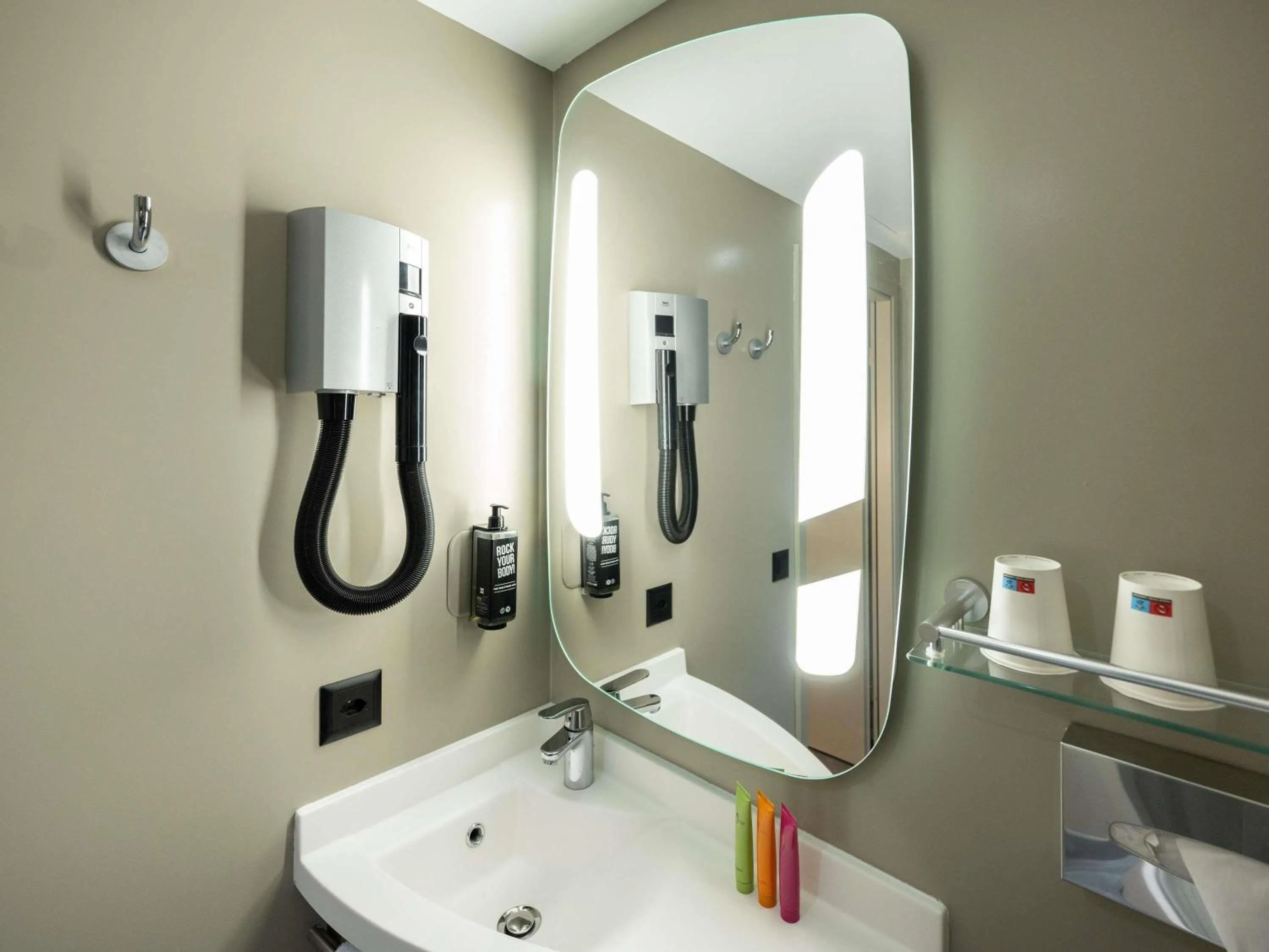 Bathroom in ibis Geneve Centre Lac