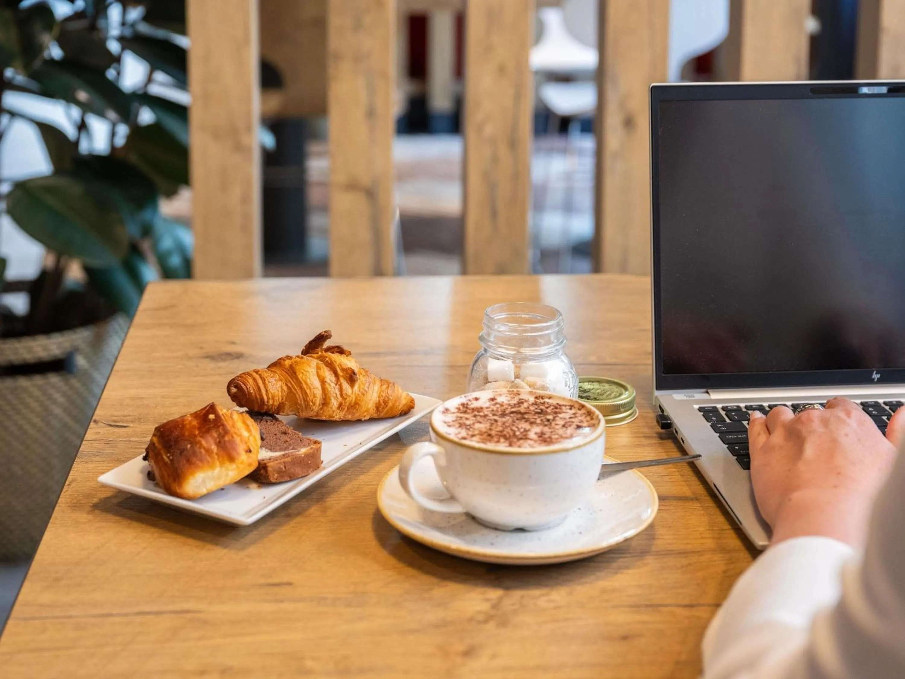 Lounge or bar in ibis Geneve Centre Lac