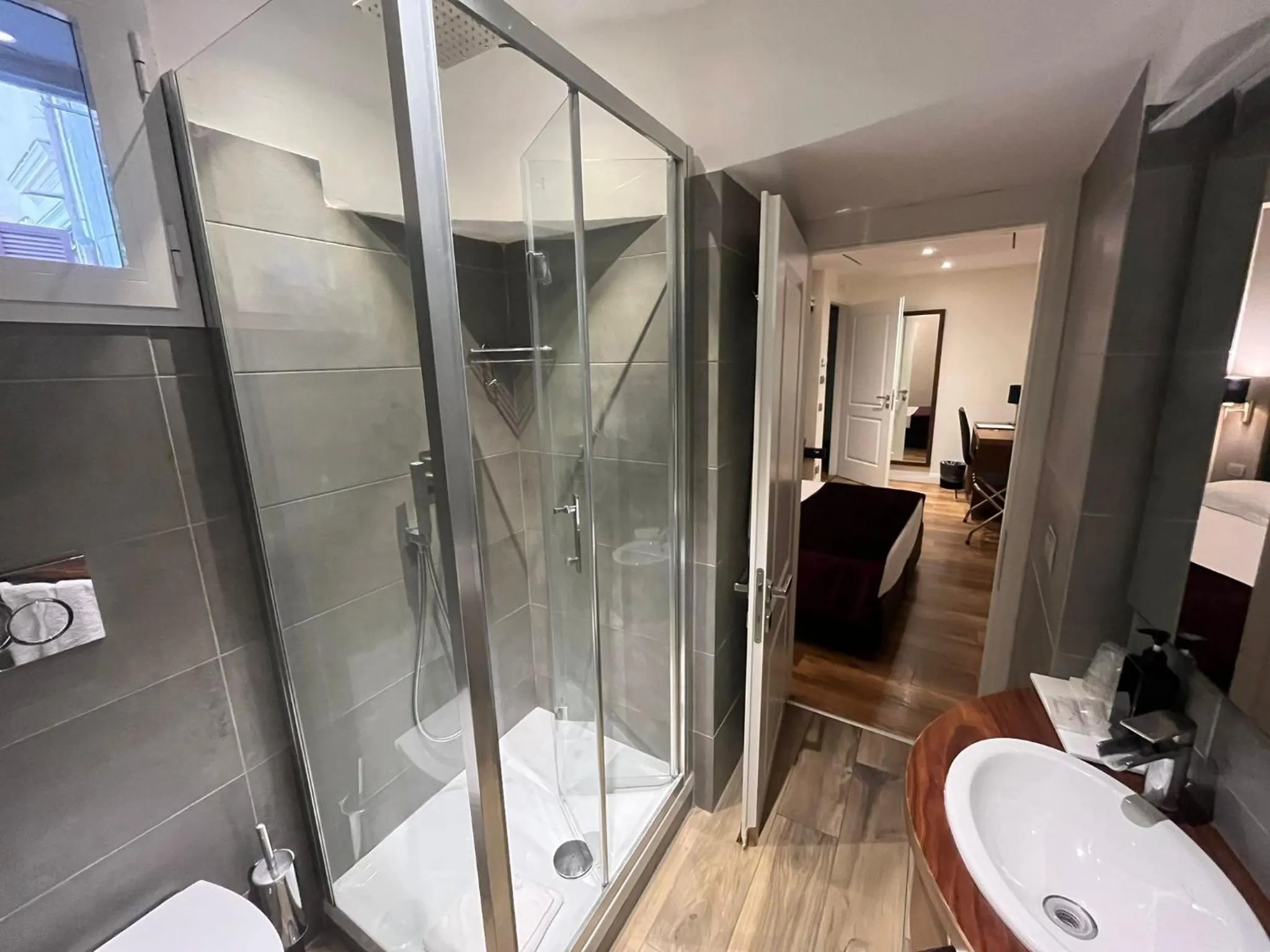 Shower in L'obelisque maison de luxe