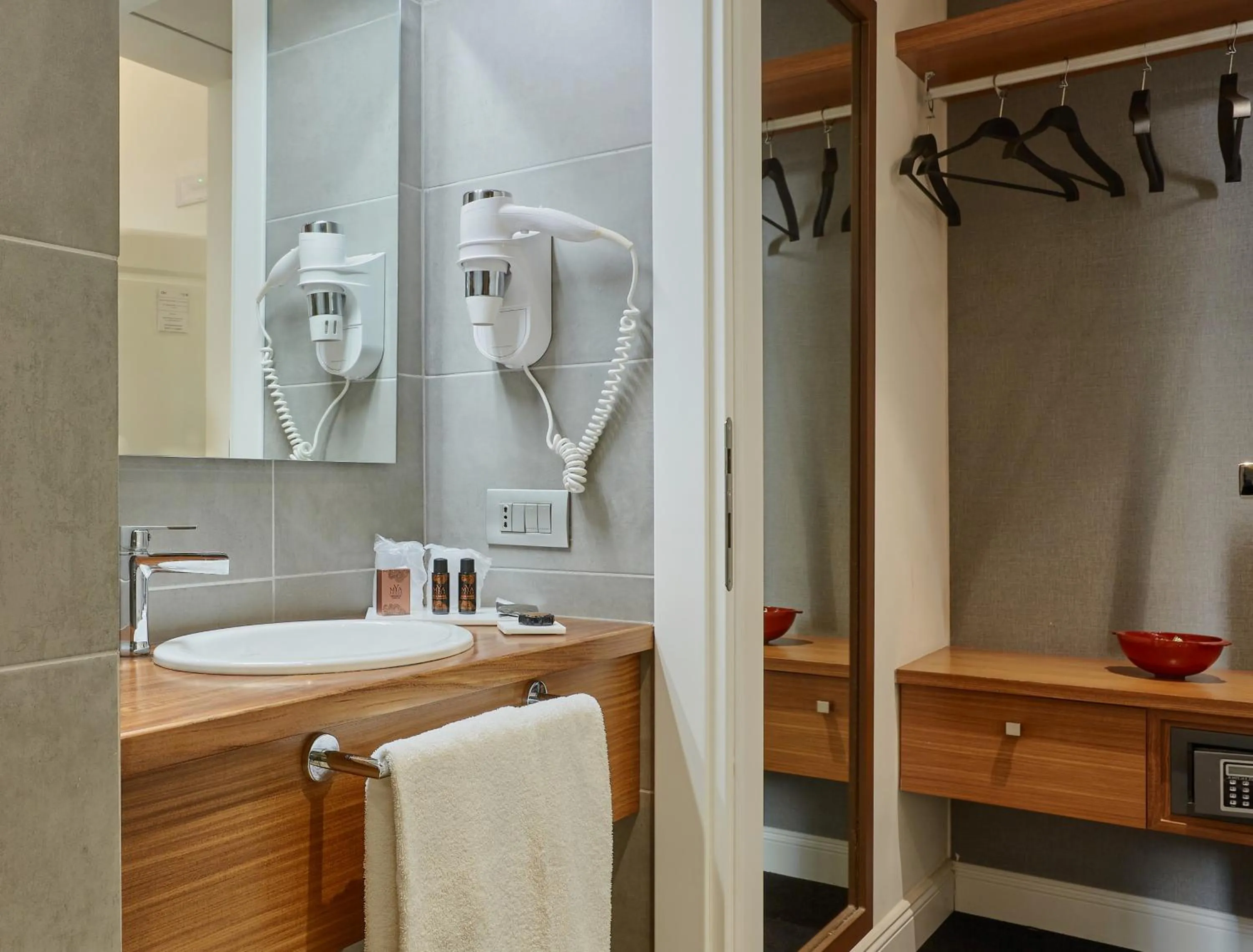 Shower in L'obelisque maison de luxe