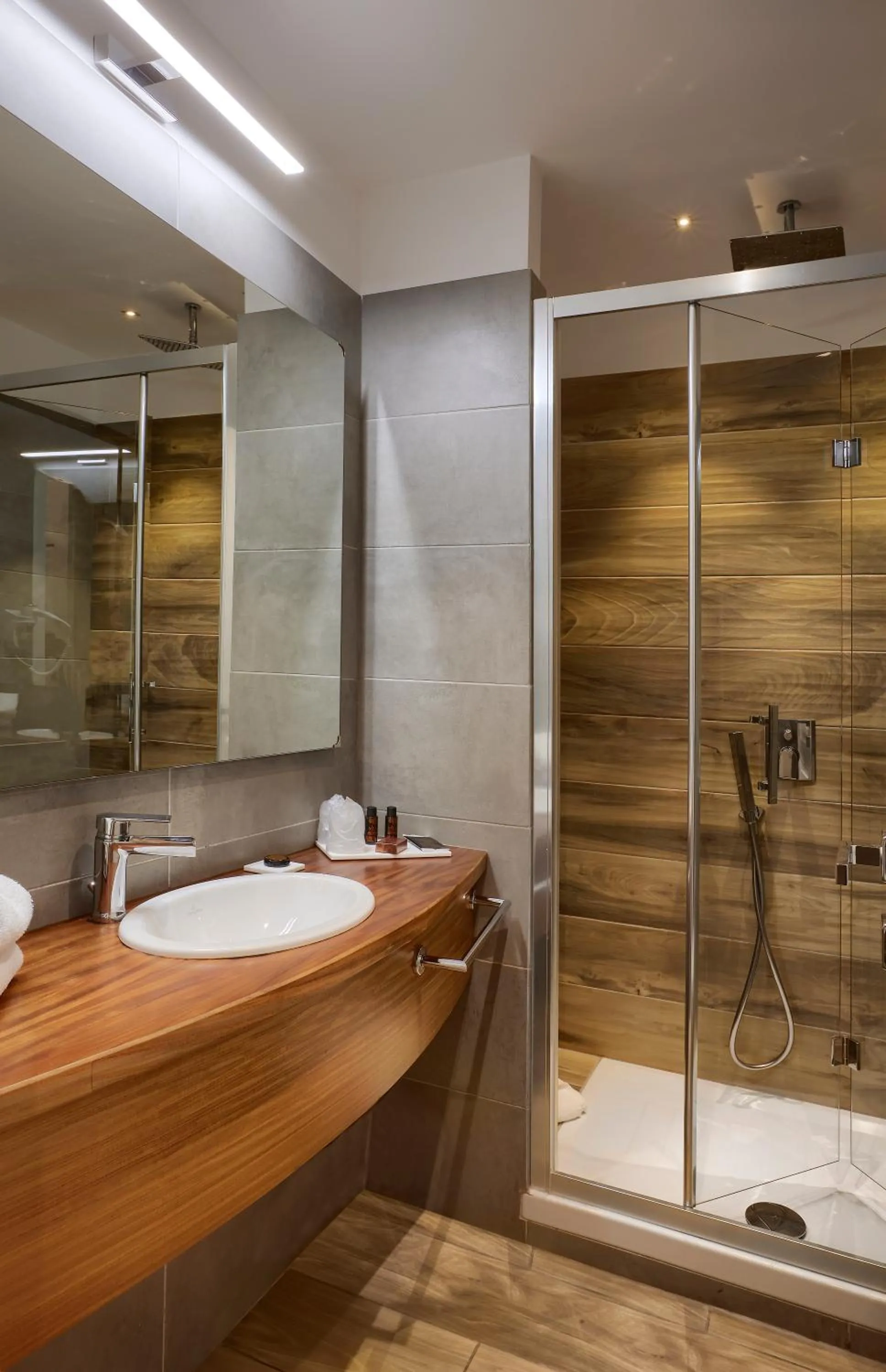 Bathroom in L'obelisque maison de luxe